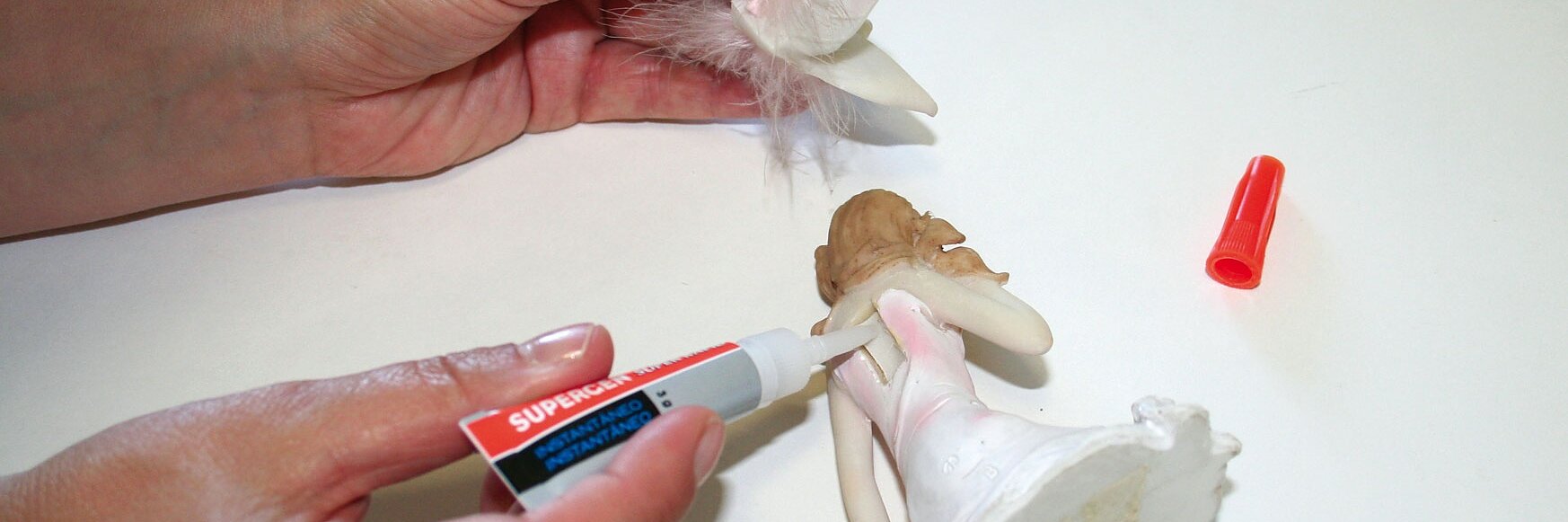 Cola instantânea transparente que soluciona, em poucos segundos, qualquer necessidade de colagem.