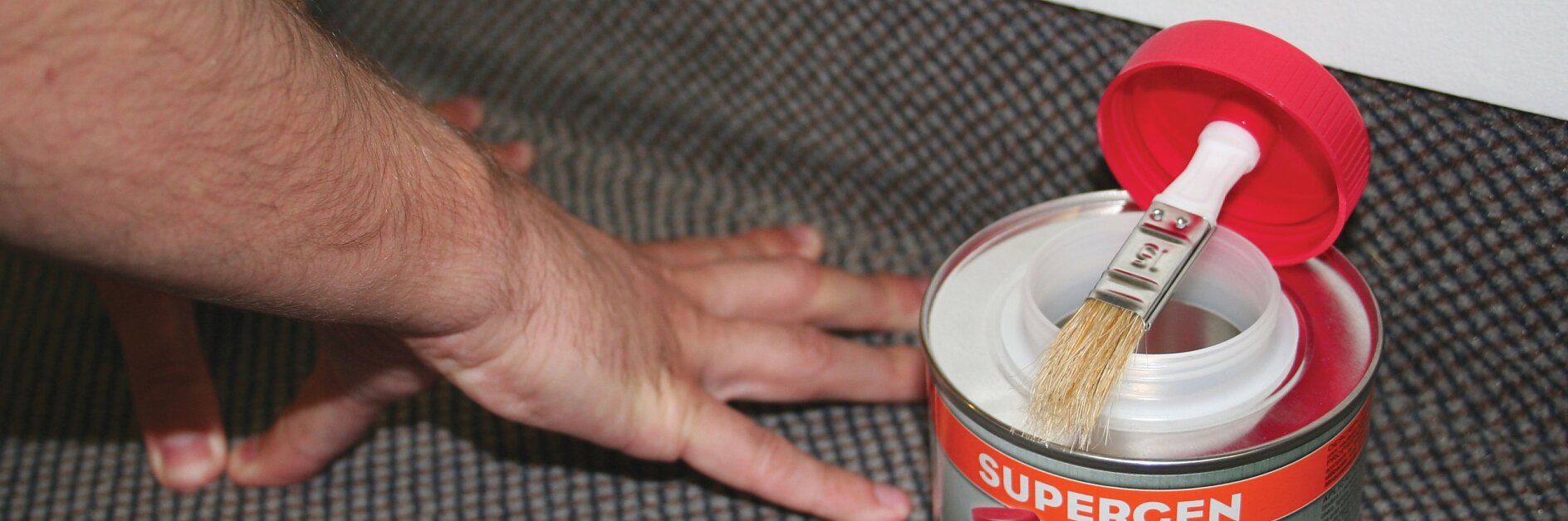 Cola de contacto para uniões resistentes, flexíveis e duradouras.