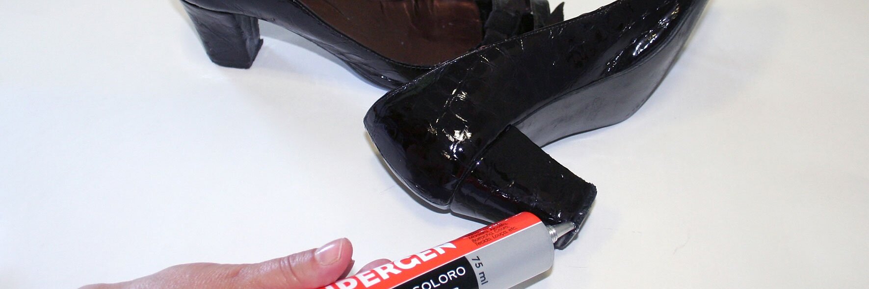 Cola de contacto para uniões resistentes, flexíveis, duradouras e transparentes.