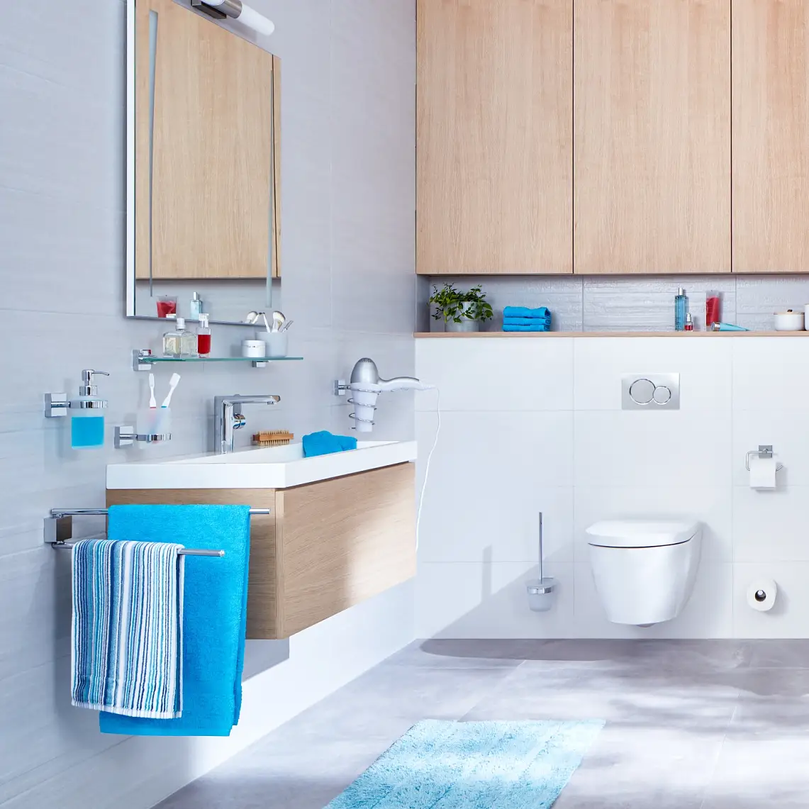 Design limpo e estruturas de linhas direitas para uma experiência de casa de banho organizada.