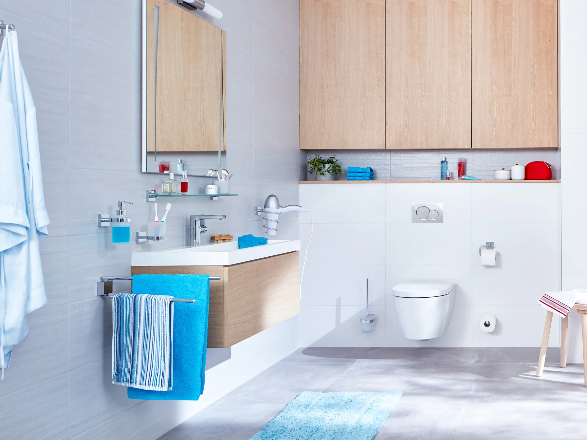 Design limpo e estruturas de linhas direitas para uma experiência de casa de banho organizada.