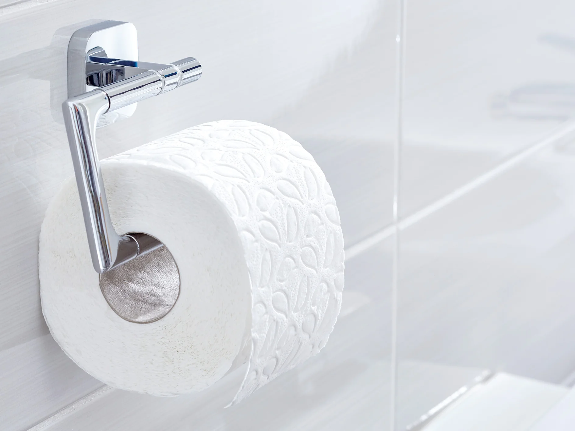 A funcionalidade prática alia-se ao design moderno em níquel cromado ou banhado, a condizer com a sua decoração.