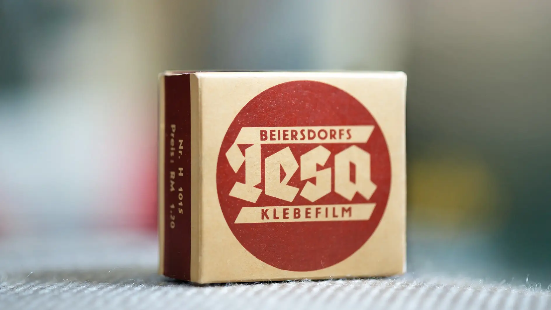 O nosso produto clássico tesafilm® numa embalagem de 1936.