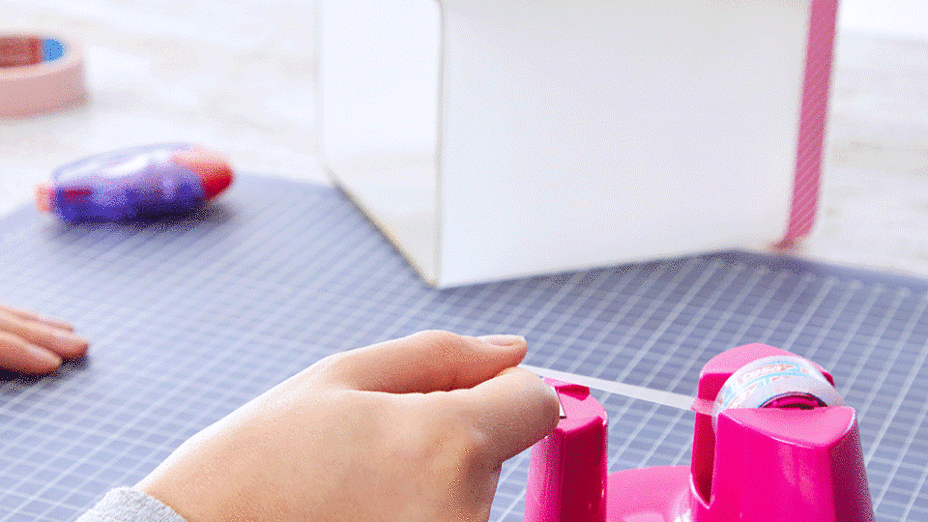 Allow to dry, then wrap the tracing paper tightly around the lantern, fixing it with a small piece of tesafilm® at the top and bottom of the backside.