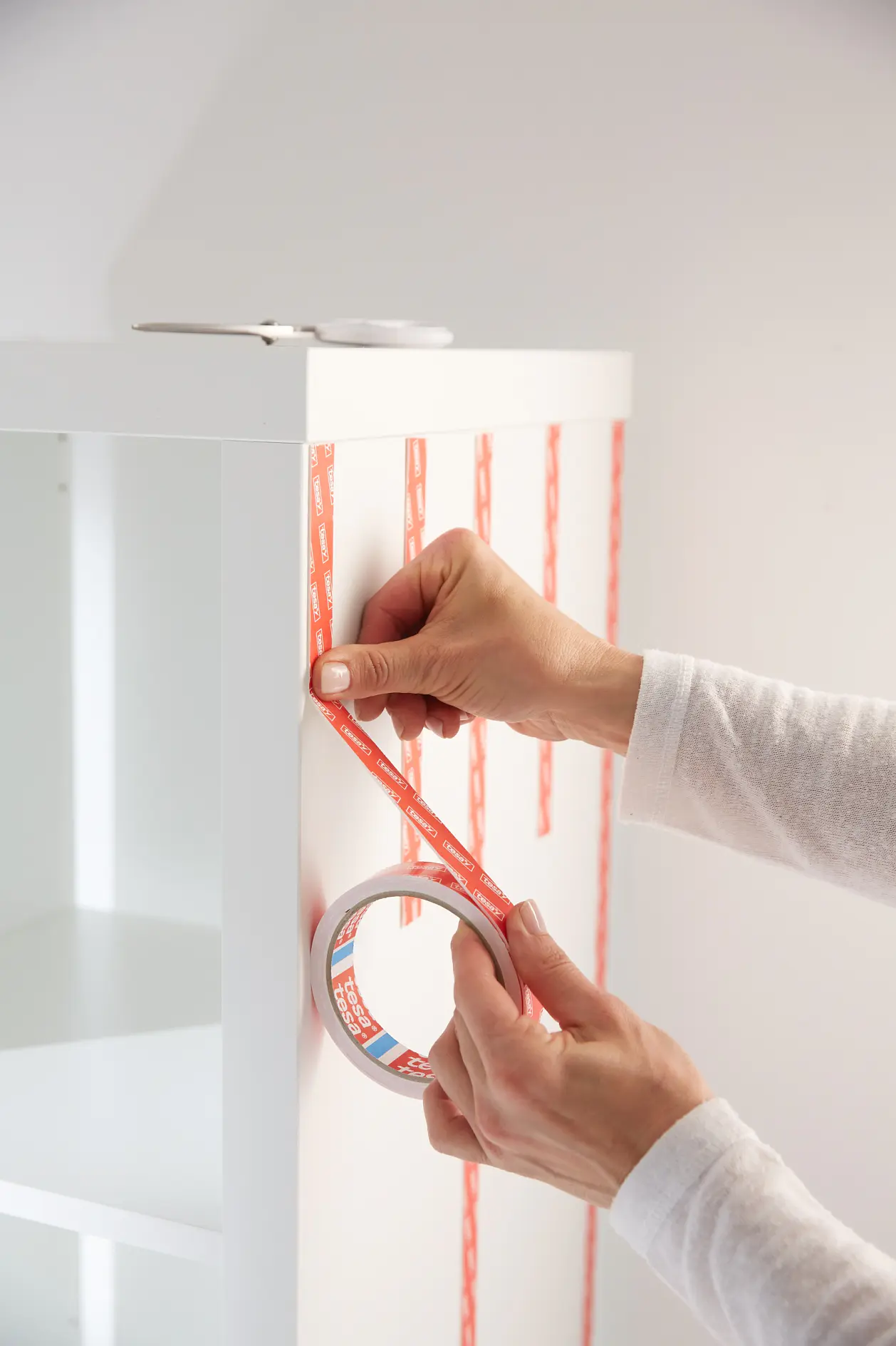 Aplicați uniform și vertical fâșii de bandă tesa Powerbond® ULTRA STRONG – cu lungimi de circa 20 cm – pe înălțimea completă a modulului și apăsați-le ferm timp de cinci secunde.
