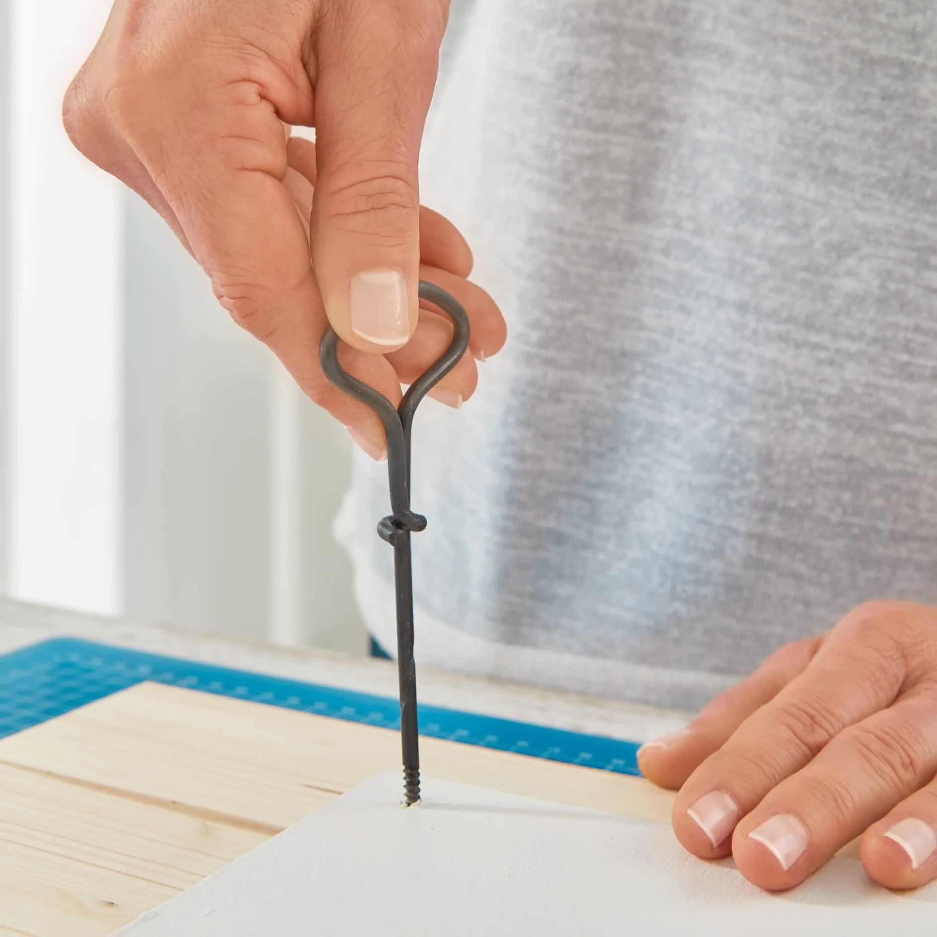 Drilling holes in the DIY calendar. Faceți găurile pentru calendar