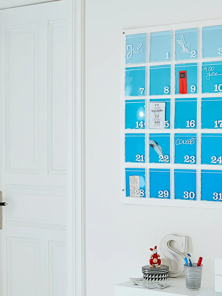 Reciclați-vă carcasele pentru CD-uri și creați-vă propriul calendar de perete DIY!