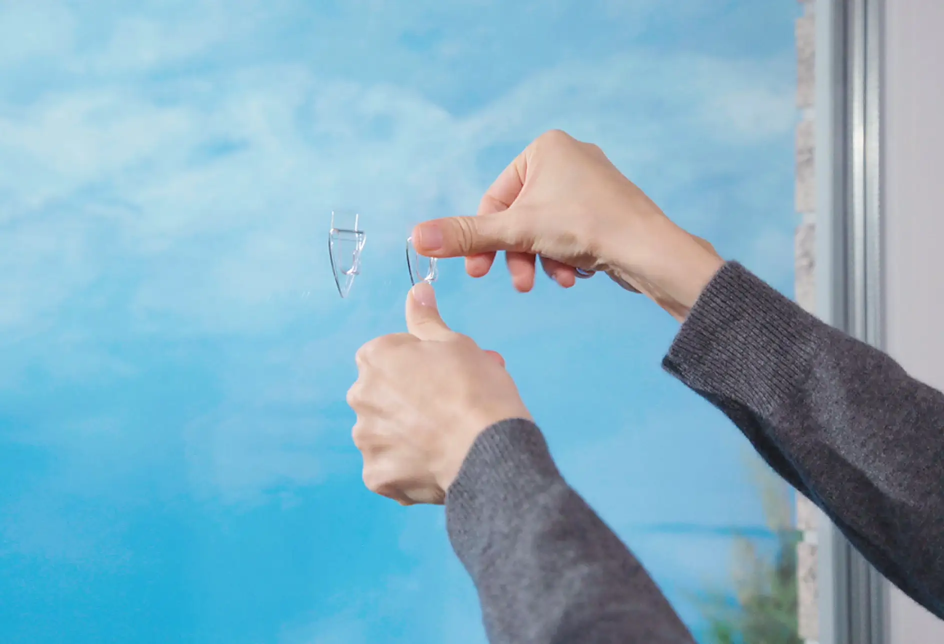 Fixarea cârligului adeziv tesa® 0,2 kg pentru suprafețe transparente și sticlă.