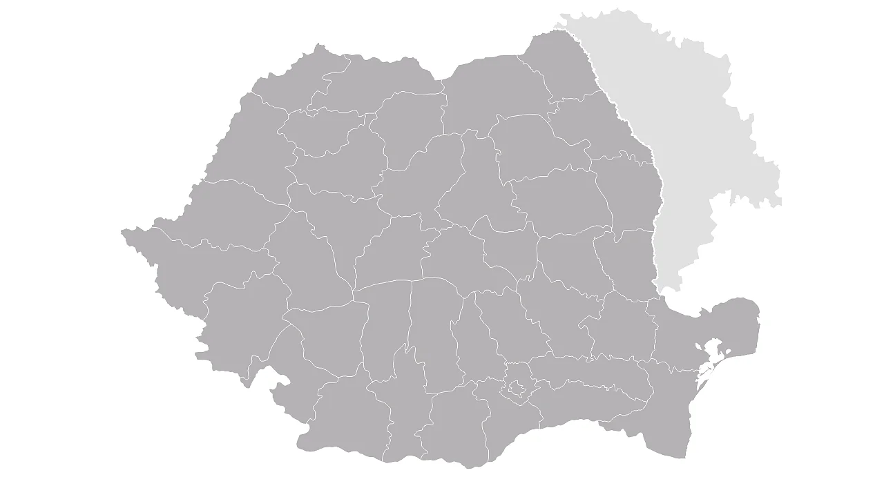 Harta României arătând conturul său teritorial cu granițele interne marcate. Moldova este vizibilă la nord-est, umbrită în gri deschis, ceea ce indică faptul că se află în afara focusului principal al hărții. (This text has been generated by AI)