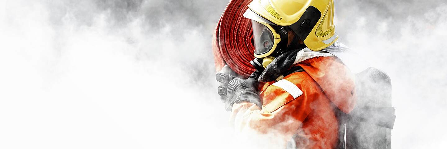Pompier înconjurat de flăcări și fum