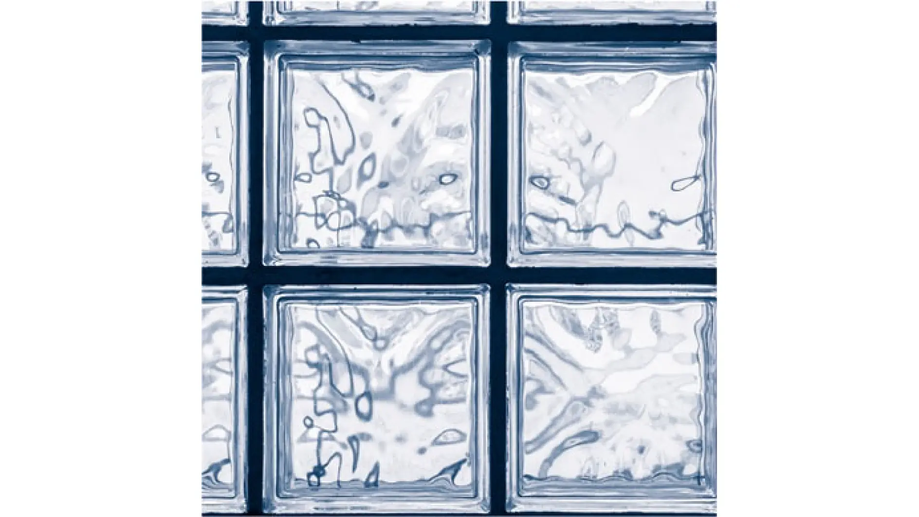 Vedere de aproape a șase blocuri pătrate de sticlă dispuse în două rânduri și trei coloane. Fiecare bloc are o suprafață texturată, oferind o vedere distorsionată a luminii și a formelor prin sticlă. Culoarea generală este o nuanță albăstruie. (Acest text a fost generat de inteligența artificială)