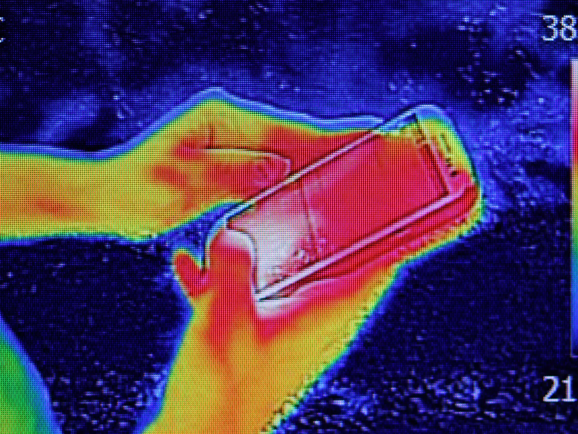Imagine termografică în infraroșu, arătând emisia de căldură când tânăra folosește telefonul inteligent sau telefonul mobil.