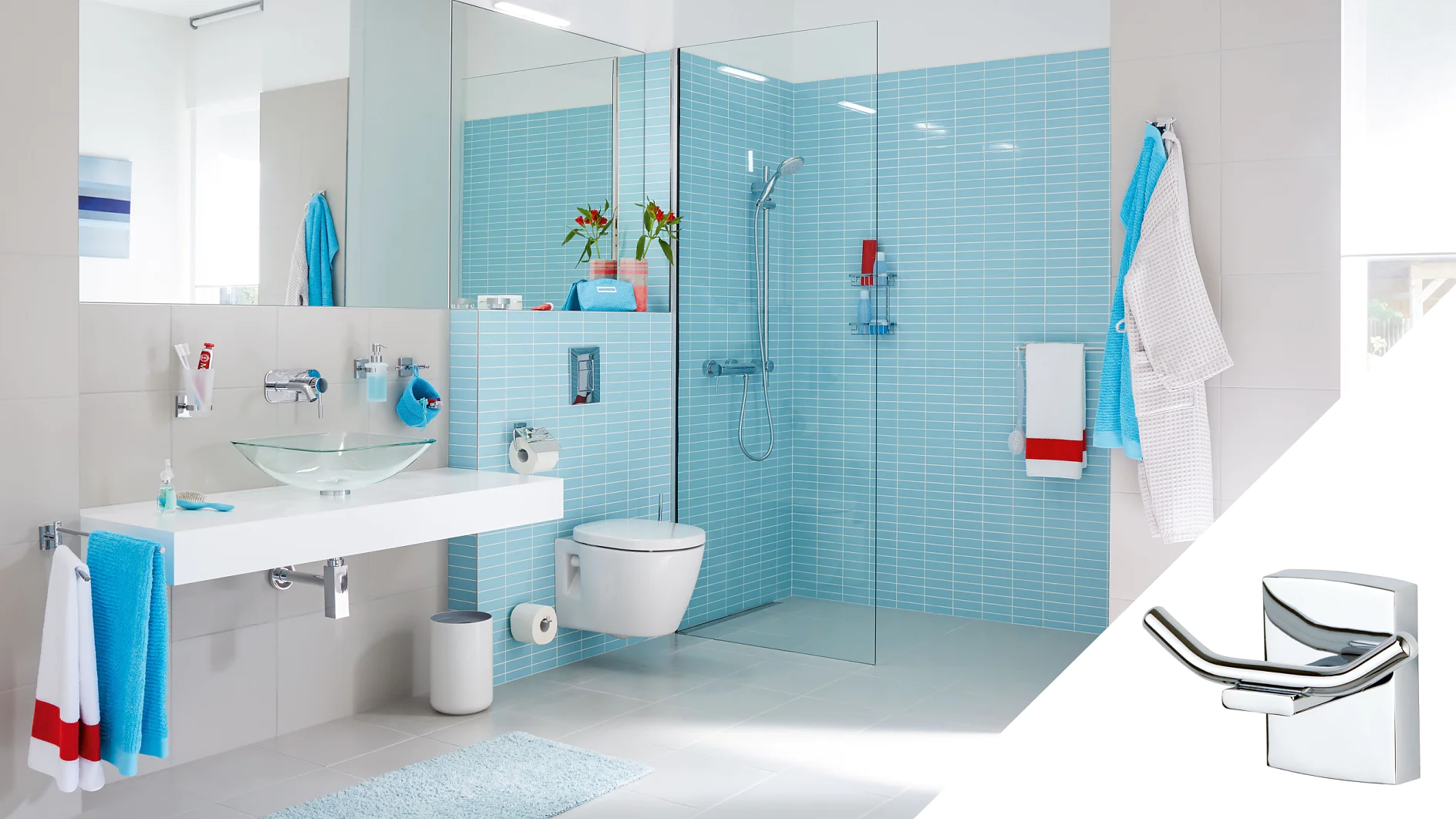Baie modernă cu gresie albastru deschis și corpuri albe. Are un duș cu cabină de sticlă, toaletă montată pe perete și un blat cu o chiuvetă cu vas de sticlă. Prosoapele luminoase adaugă culoare. Un cârlig de perete atașat cu bandă tesa este prezentat în interior. (This text has been generated by AI)