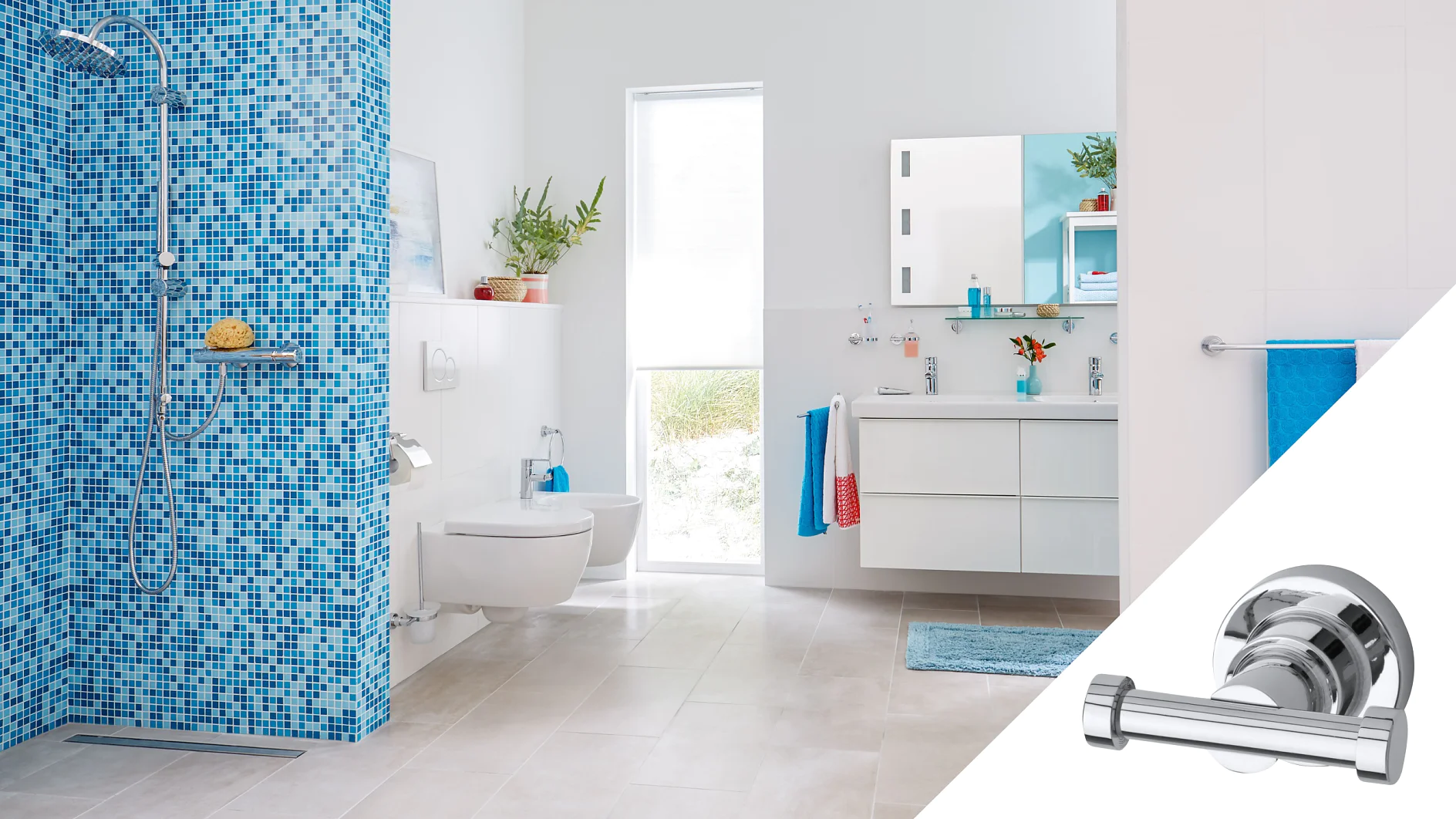 Baie modernă cu duș cu mozaic albastru, toaletă montată pe perete și chiuvete duble cu dulapuri albe. O fereastră mare oferă lumină naturală. Accentele albastre, cum ar fi prosoapele și dozatoarele de săpun, completează spațiul. Interiorul prezintă un robinet metalic. (This text has been generated by AI)