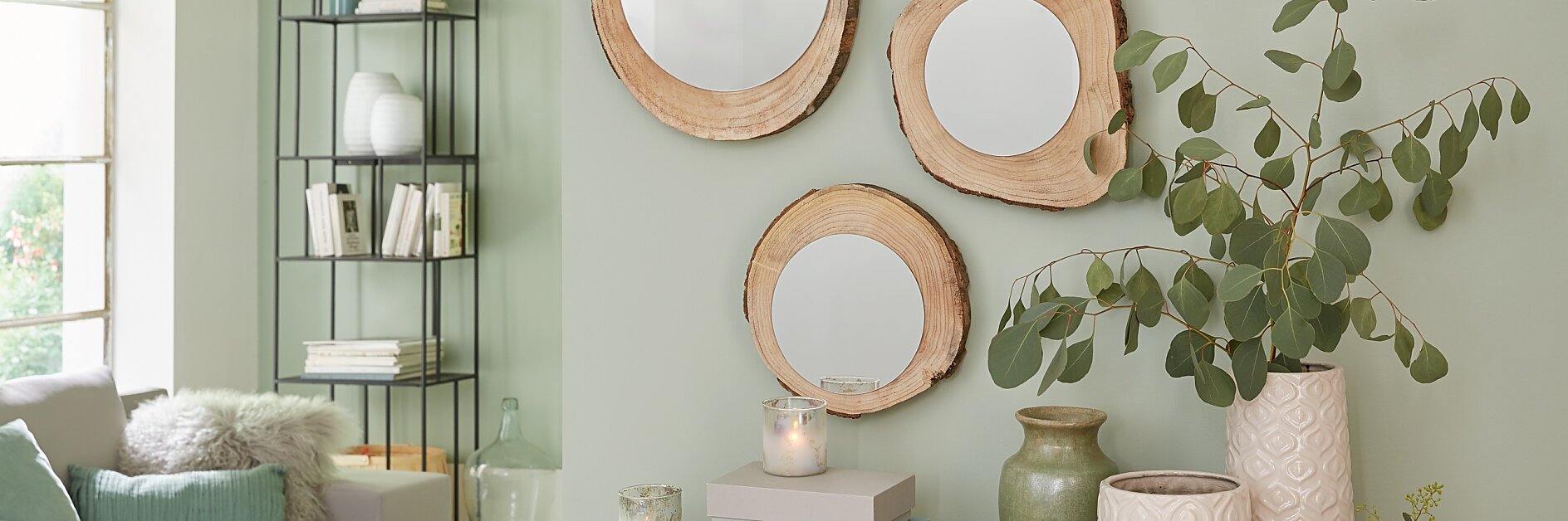 Imagine cu oglizi decorative pe felii de copac, agatate pe un perete
