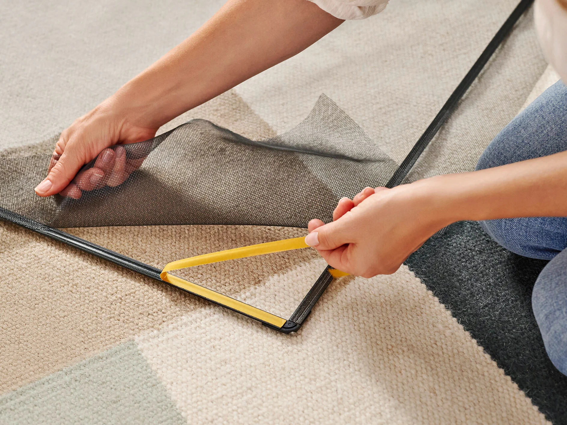 tesa_insect-clip-on-screen_step_4_of_7_model_ap