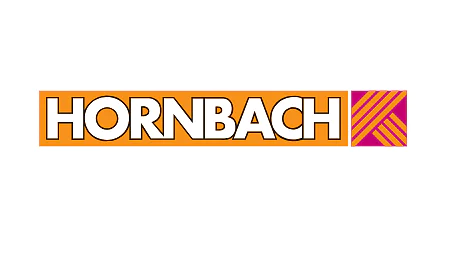 Logo-ul HORNBACH, cu textul ‘HORNBACH’ scris cu majuscule albe conturate cu negru, pe un fundal portocaliu dreptunghiular, însoțit în dreapta de un pătrat cu dungi diagonale în nuanțe de roz și portocaliu.