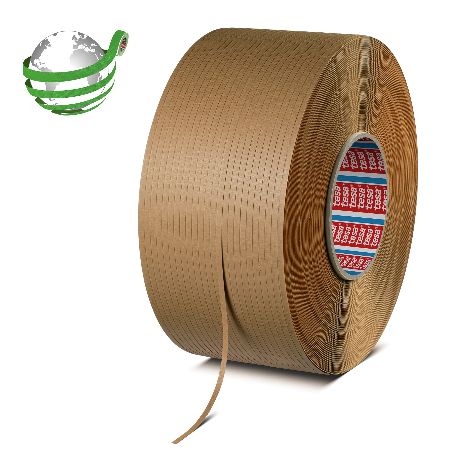 rolă de bandă adezivă tesa maro, cu o bucată parțial desfășurată, așezată pe un fundal alb, având în apropiere un logo verde sub formă de glob pământesc (Acest text a fost generat de inteligența artificială)