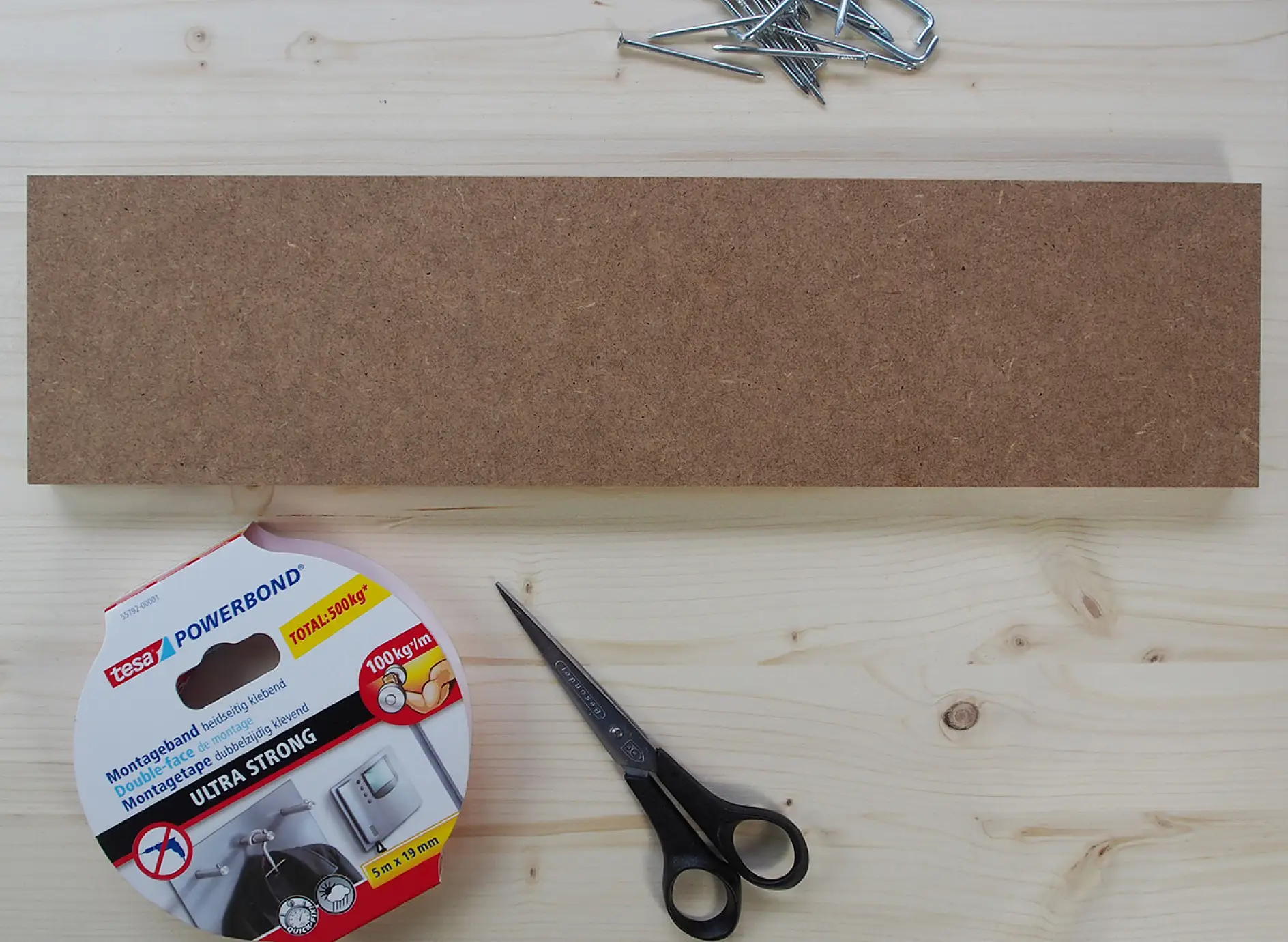 Image of nails, hardwood, scissors and tesa® Powerbond ULTRA STRONG double-sided adhesive tape.