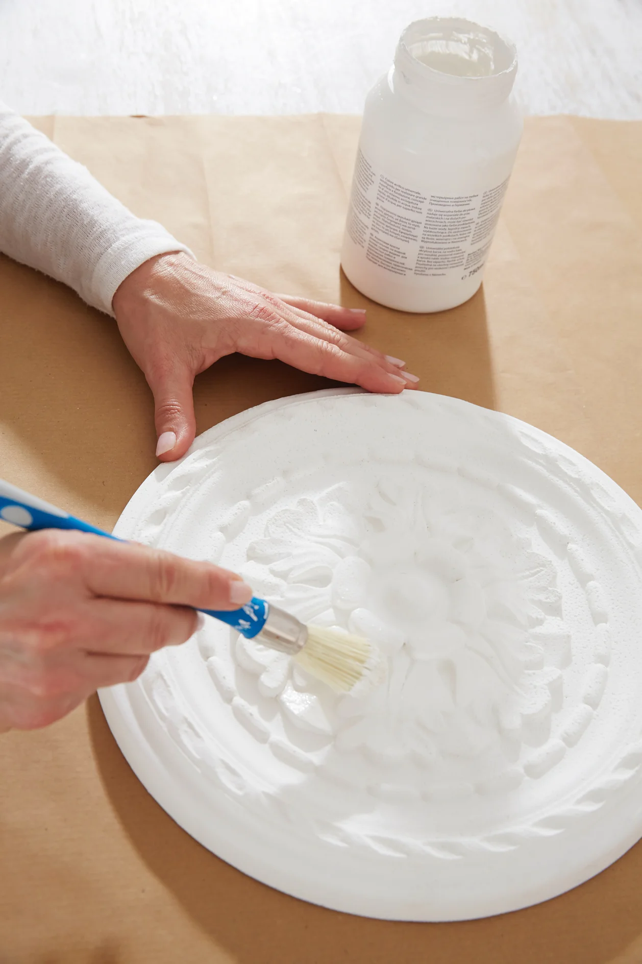 Paint the stucco elements with the white varnish.