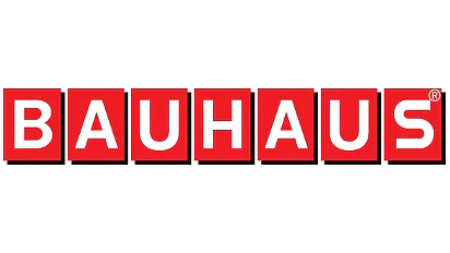 Na obrázku je logo Bauhaus so slovom „BAUHAUS“ bielymi tučnými veľkými písmenami na červenom štvorcovom pozadí. Každé písmeno je uzavreté vo vlastnom štvorci, zarovnané v rade. Zdá sa, že štvorce sú úhľadne pripevnené pomocou pásky tesa. (This text has been generated by AI)