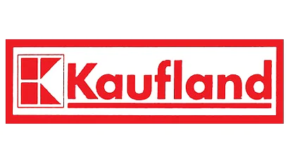 Na obrázku je logo Kaufland s červeným štvorcom so štylizovaným písmenom „K“ vľavo. Vpravo je tučným červeným písmom napísané slovo „Kaufland“. Logo je ohraničené okrajom s páskou tesa. (This text has been generated by AI)
