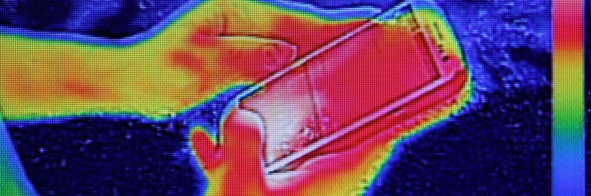 Infračervená termografia zobrazujúca vyžarovanie tepla, keď mladé dievča používa smartfón alebo mobilný telefón