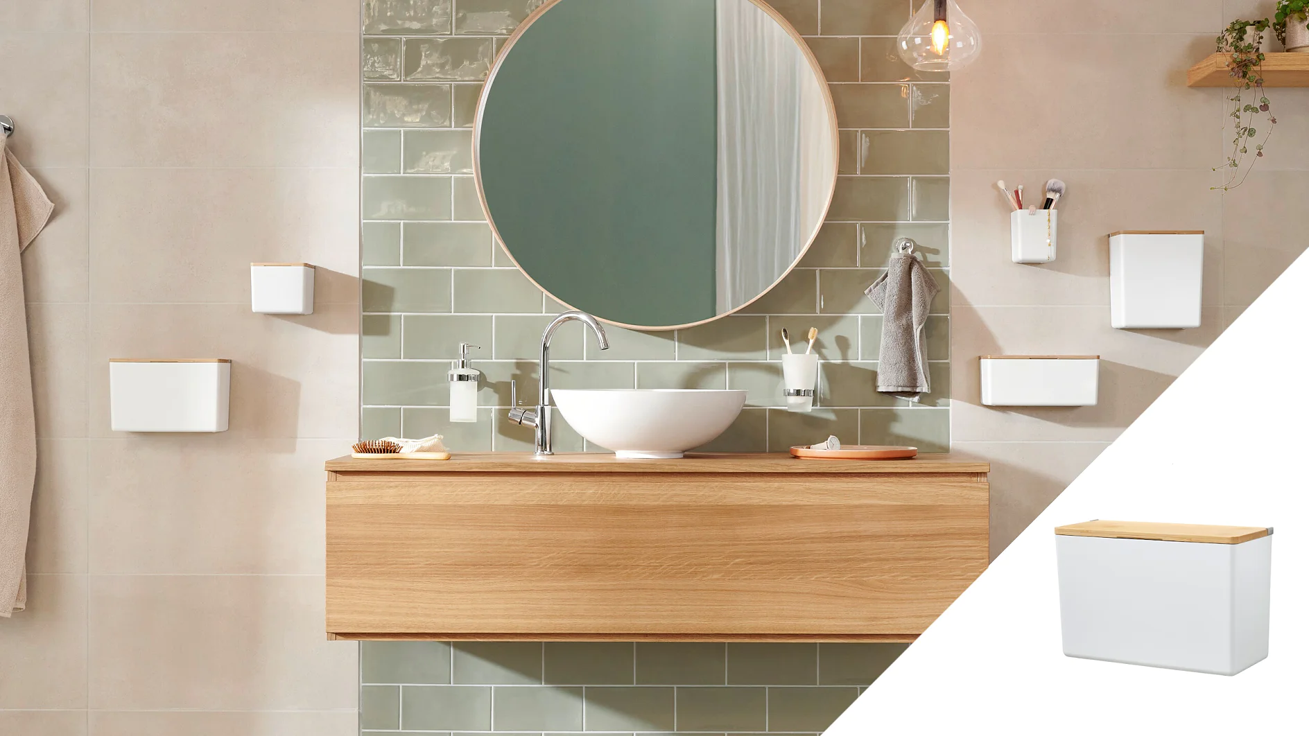 V kúpeľni je okrúhle zrkadlo a drevené plávajúce umývadlo s bielym umývadlom. Zelené dlaždice tvoria backsplash. K dispozícii je nástenné príslušenstvo a závesné svietidlo. Malá biela úložná škatuľka s dreveným vekom je zobrazená vo vložke, zaistená páskou tesa. (This text has been generated by AI)