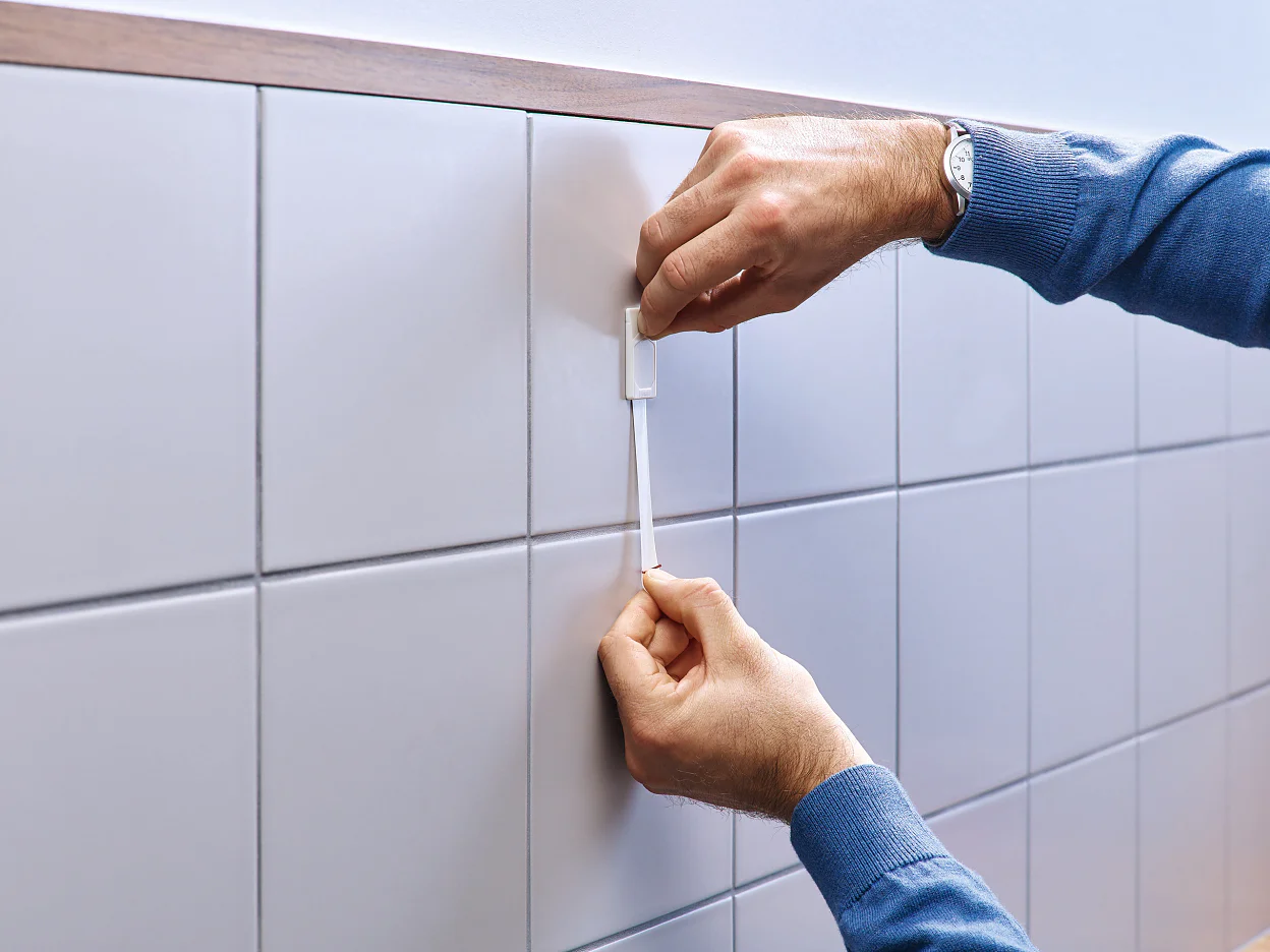 [en-en] tesa Smart Mounting System Adhesive Nail 2kg Tiles Step 11 of 11