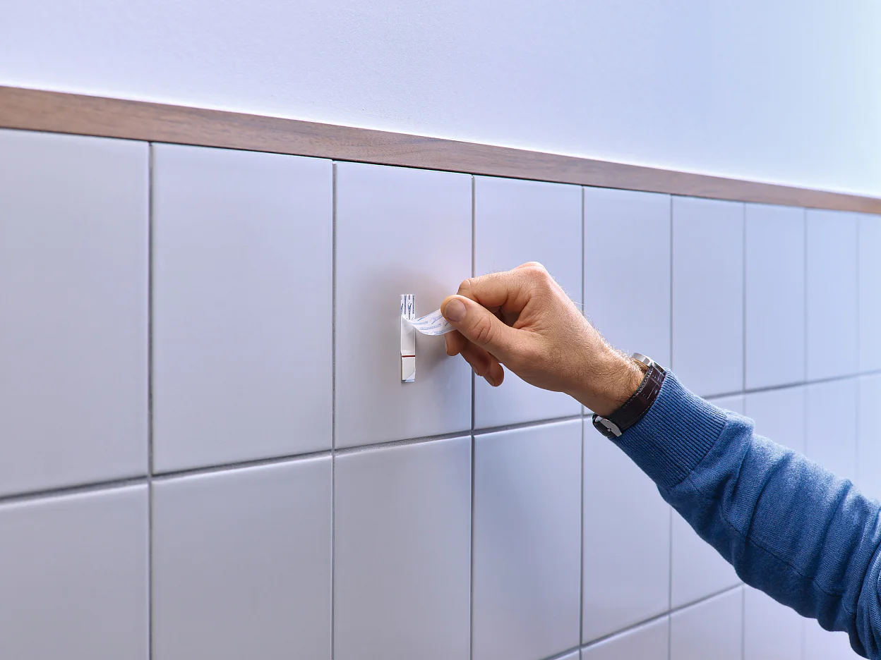 [en-en] tesa Smart Mounting System Adhesive Nail 2kg Tiles Step 5 of 11