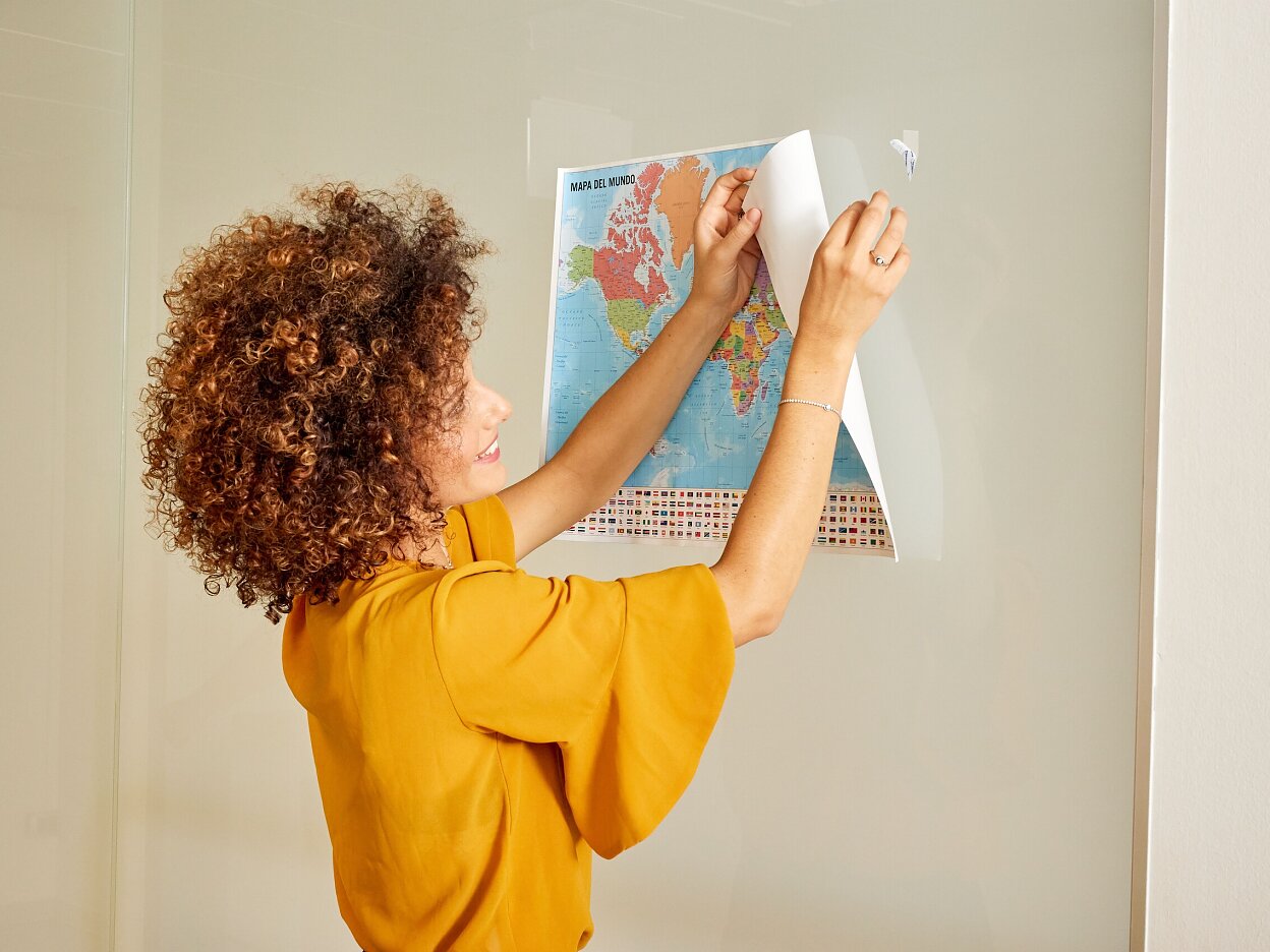tesa_powerstrips-poster_model_ap