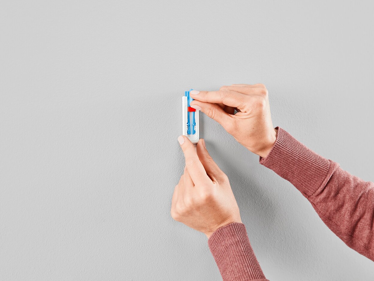 [en-en] tesa SMS adjustable nail for canvas for wallpaper up to 1 kg, step 4 of 6