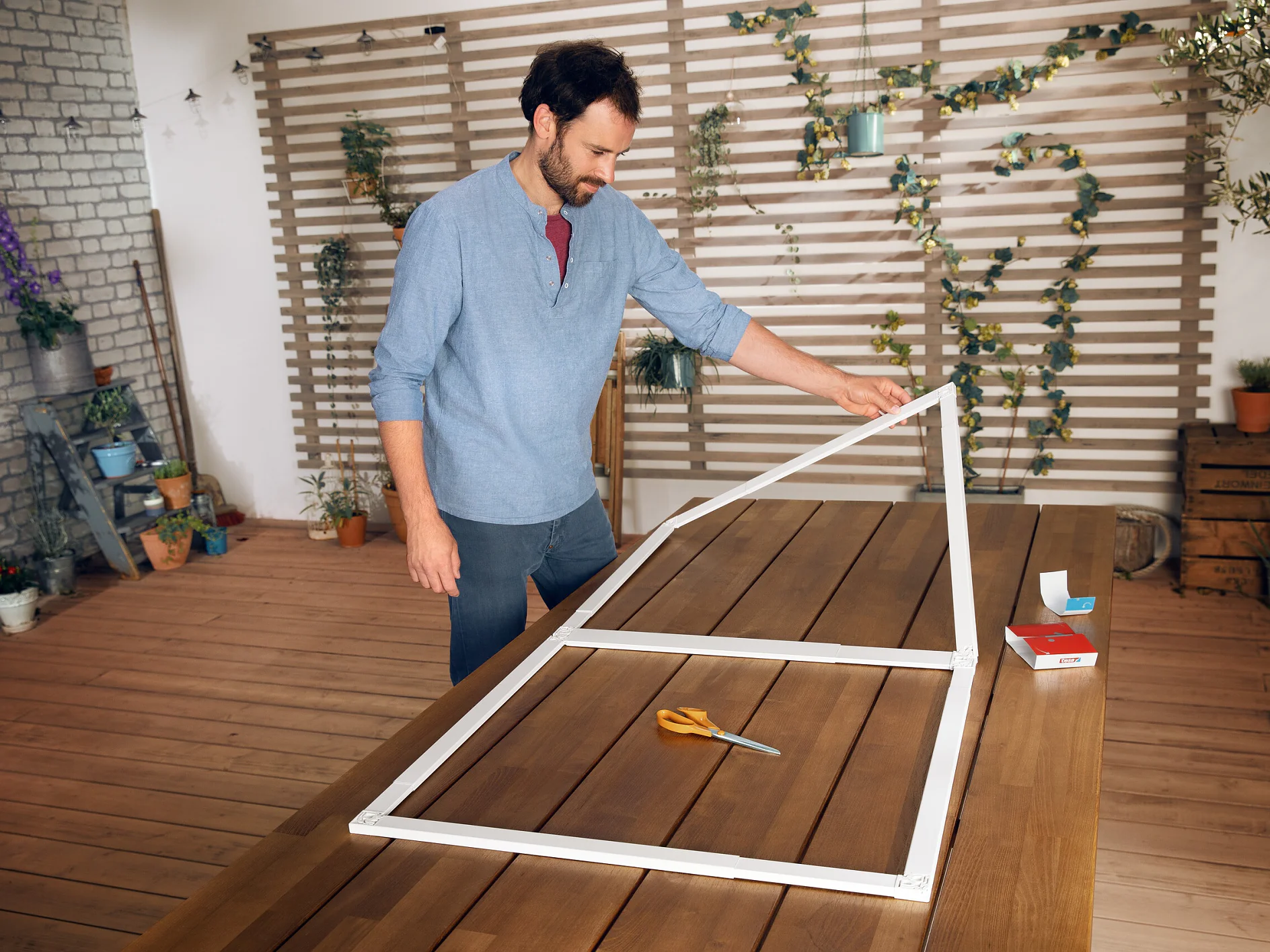 tesa_insect-fold-alu-door-frame-telescope_step_01of09_ap