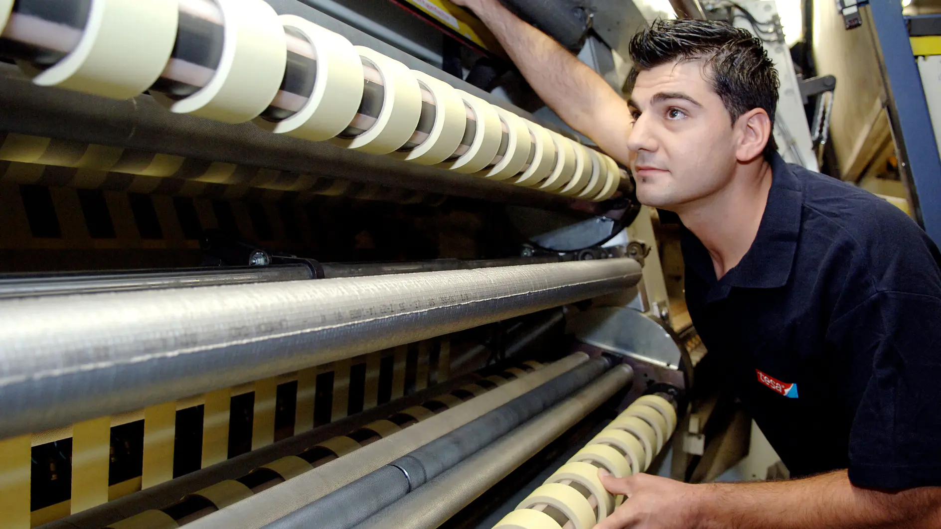 tesa-medarbetare på tesa-fabriken i Offenburg