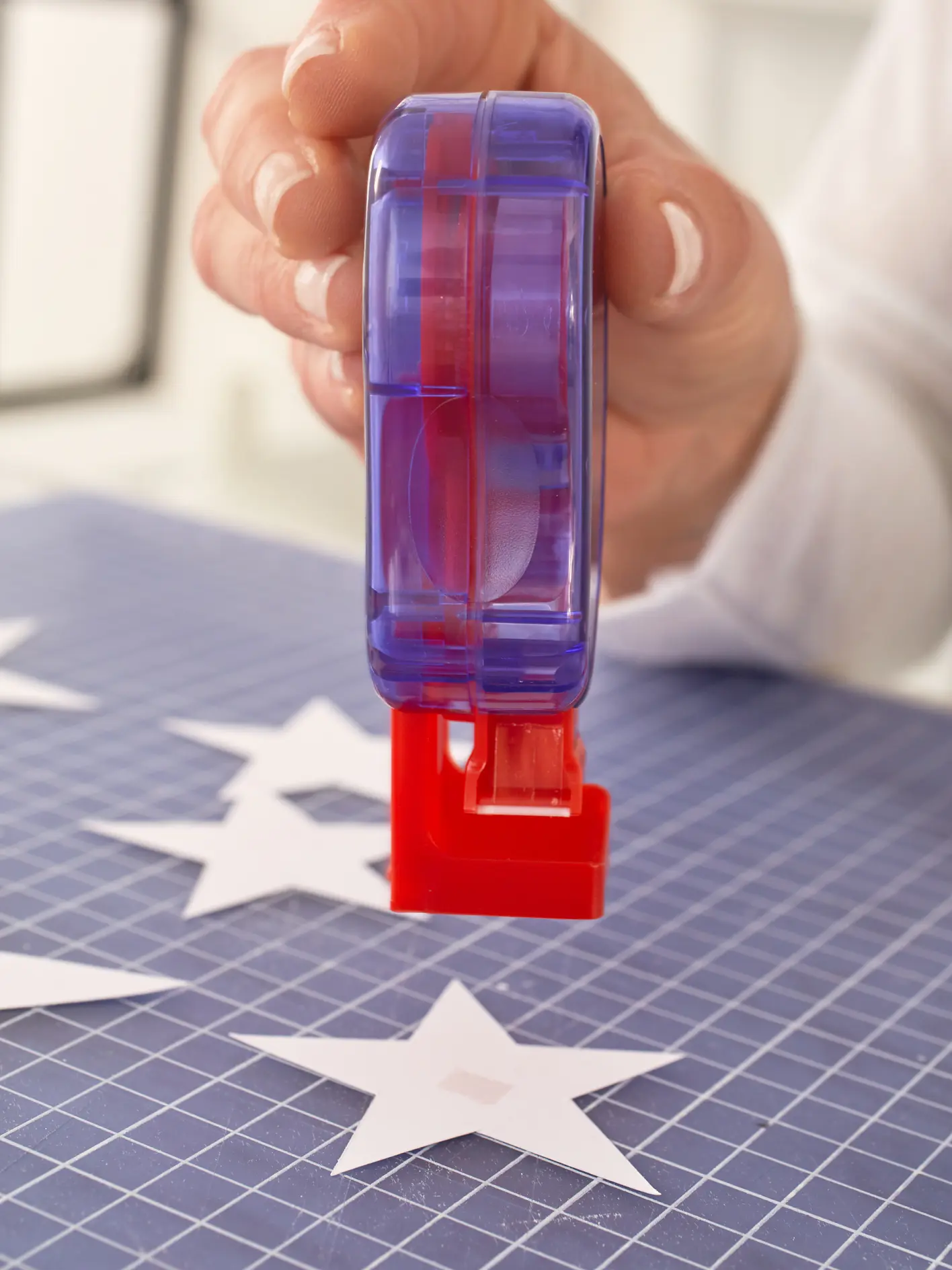 Använd limstämplen i mitten av stjärnan