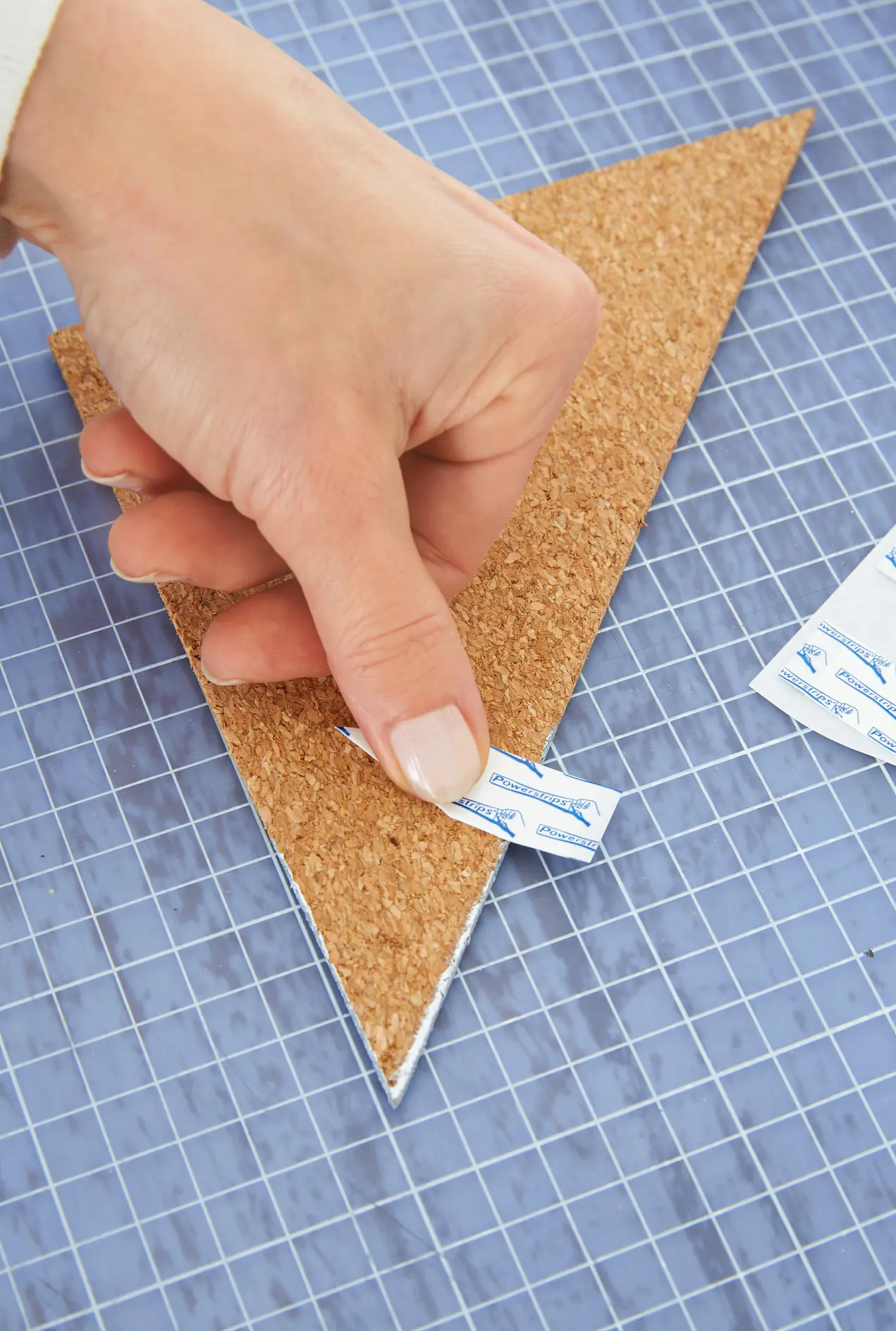 Applicera Powerstrips® på baksidan