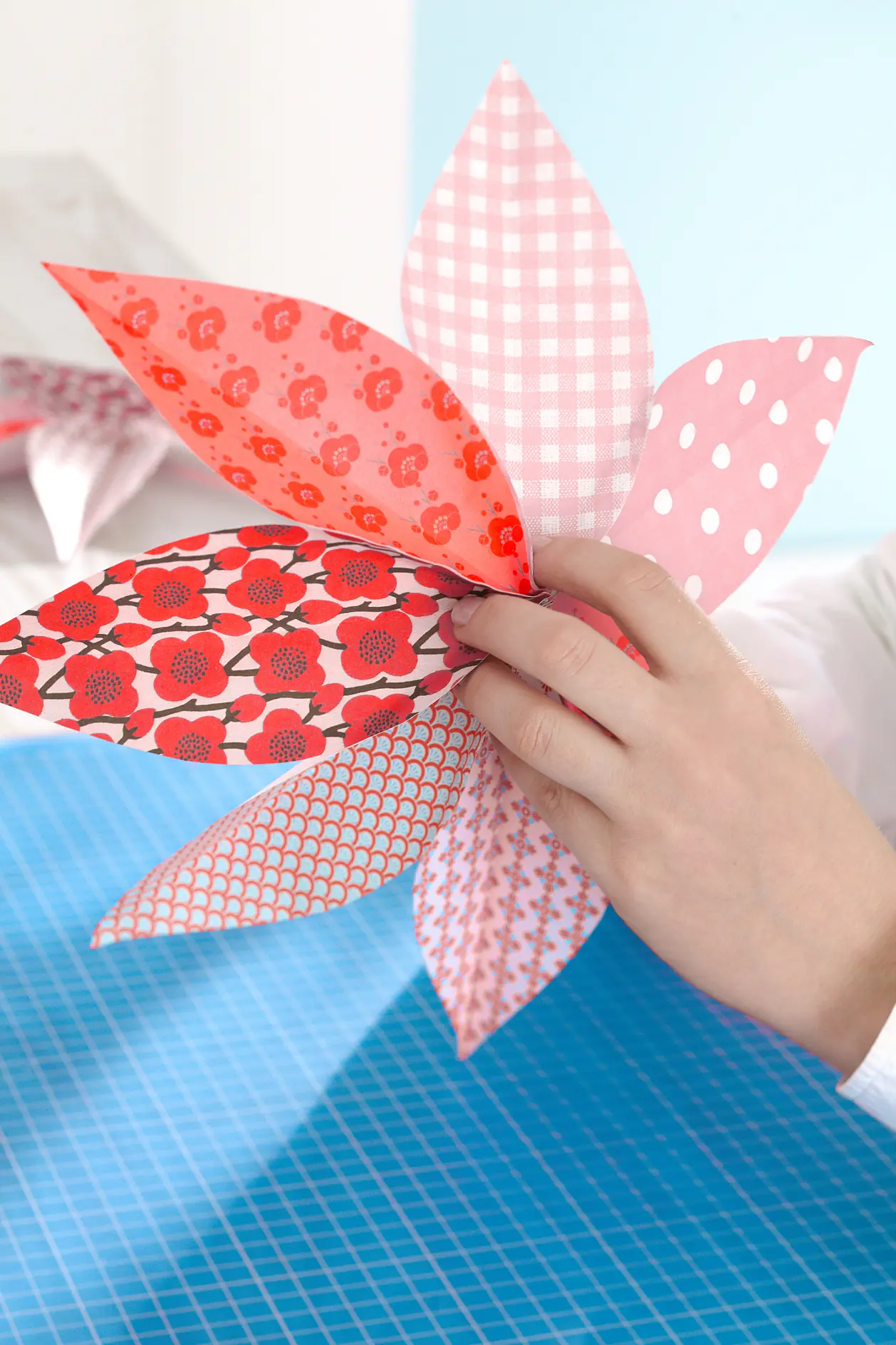 Vik ut blomman och fäst den.