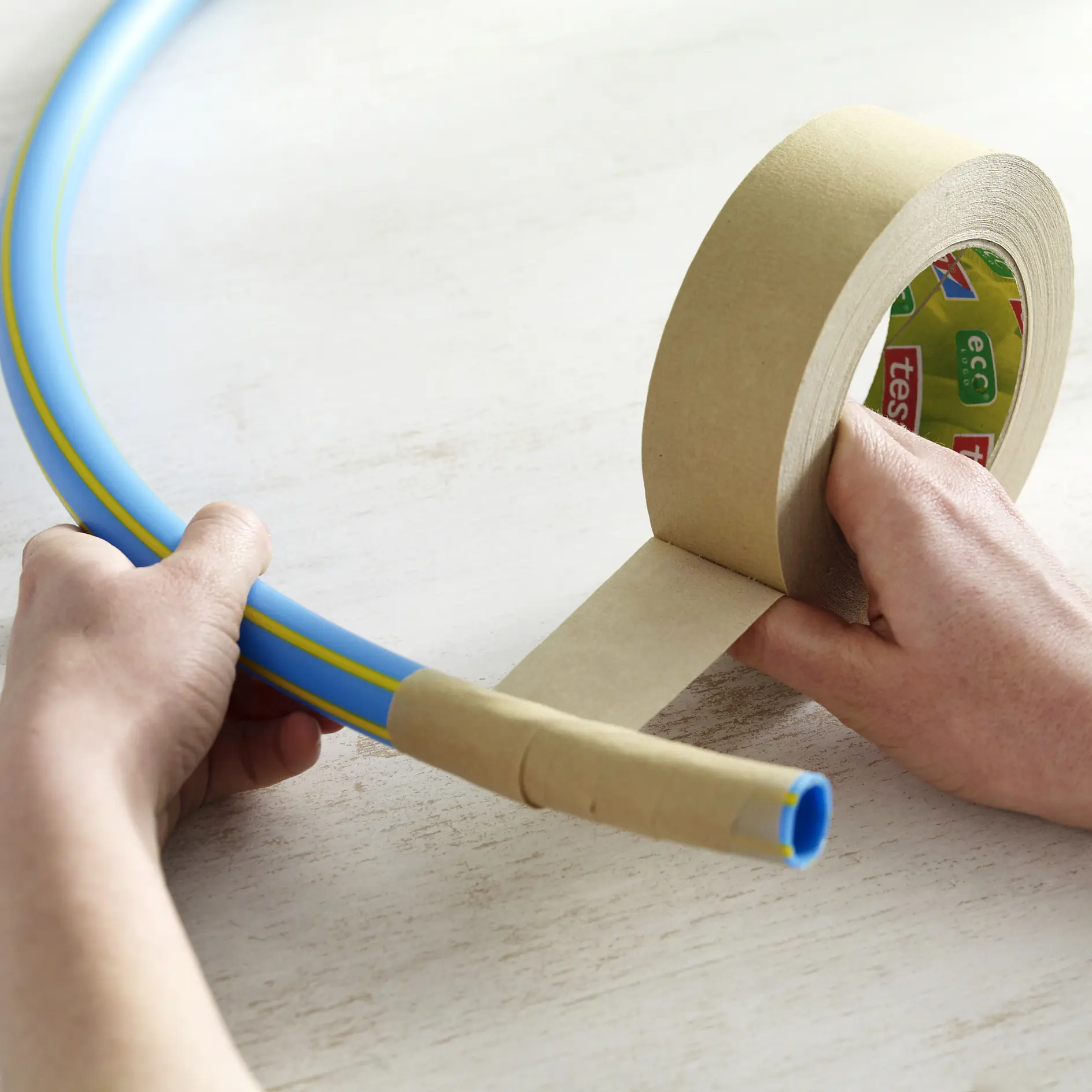 Steg 2: Täck hularingen med maskeringstejp