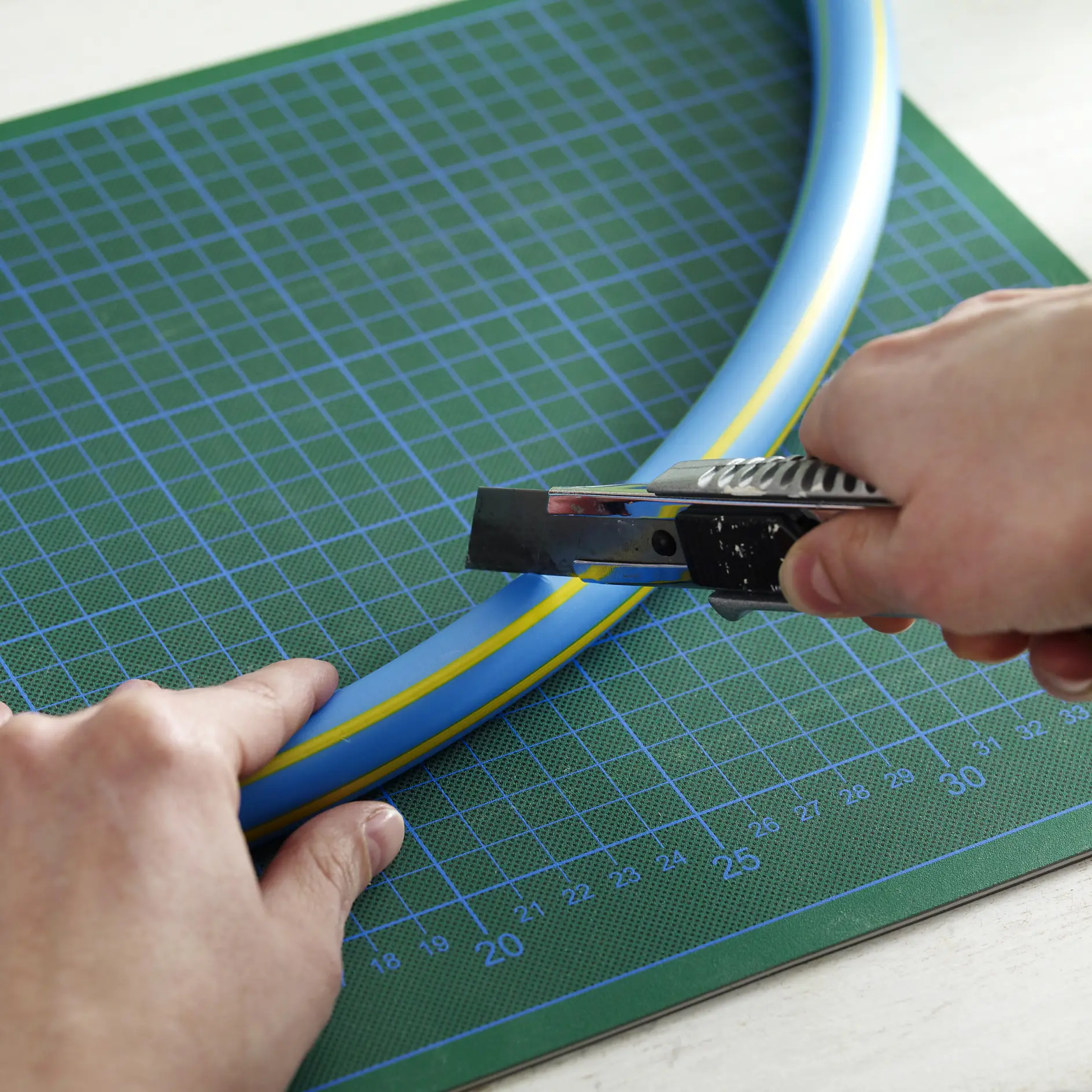 Steg 1: Klipp av hula hoop-däcket.