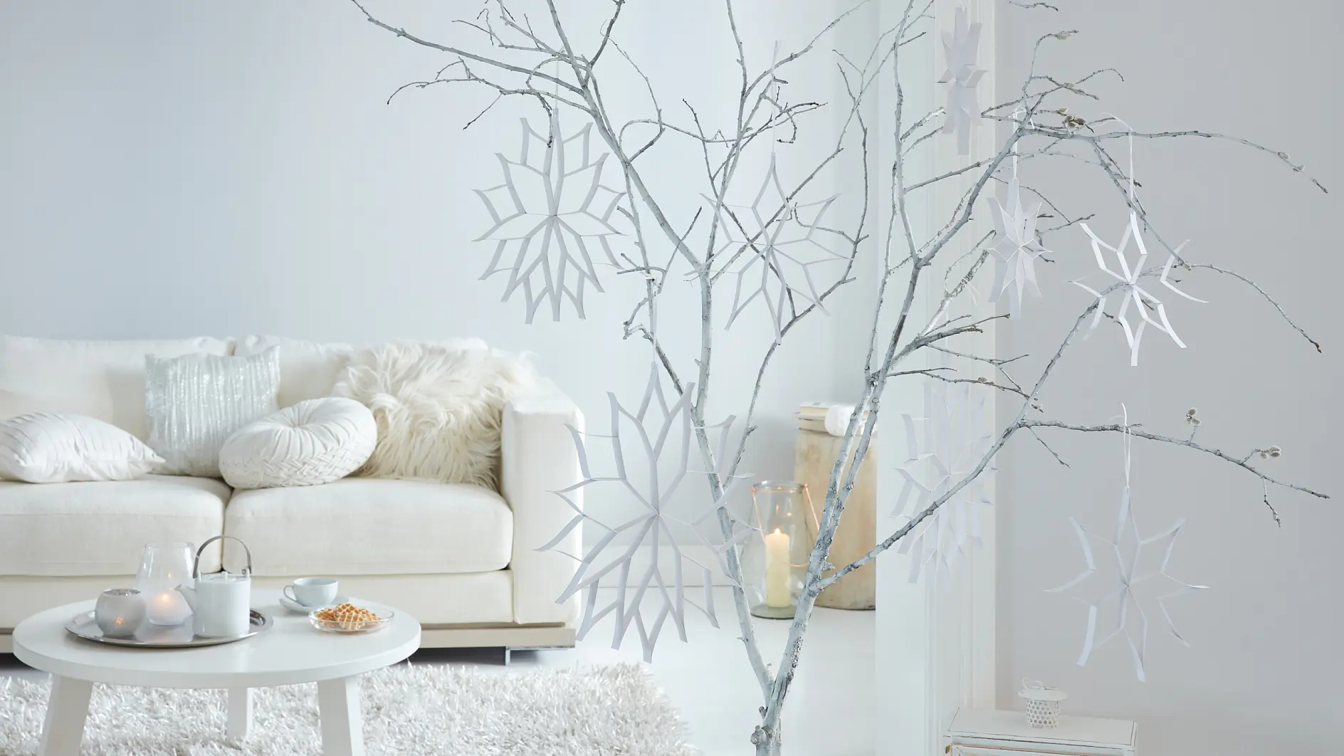 De ömtåliga pappersstjärnorna ser ut som snökristaller. Dessa hängande dekorationer är lätta att göra – en underbar present till din nästa julfest!