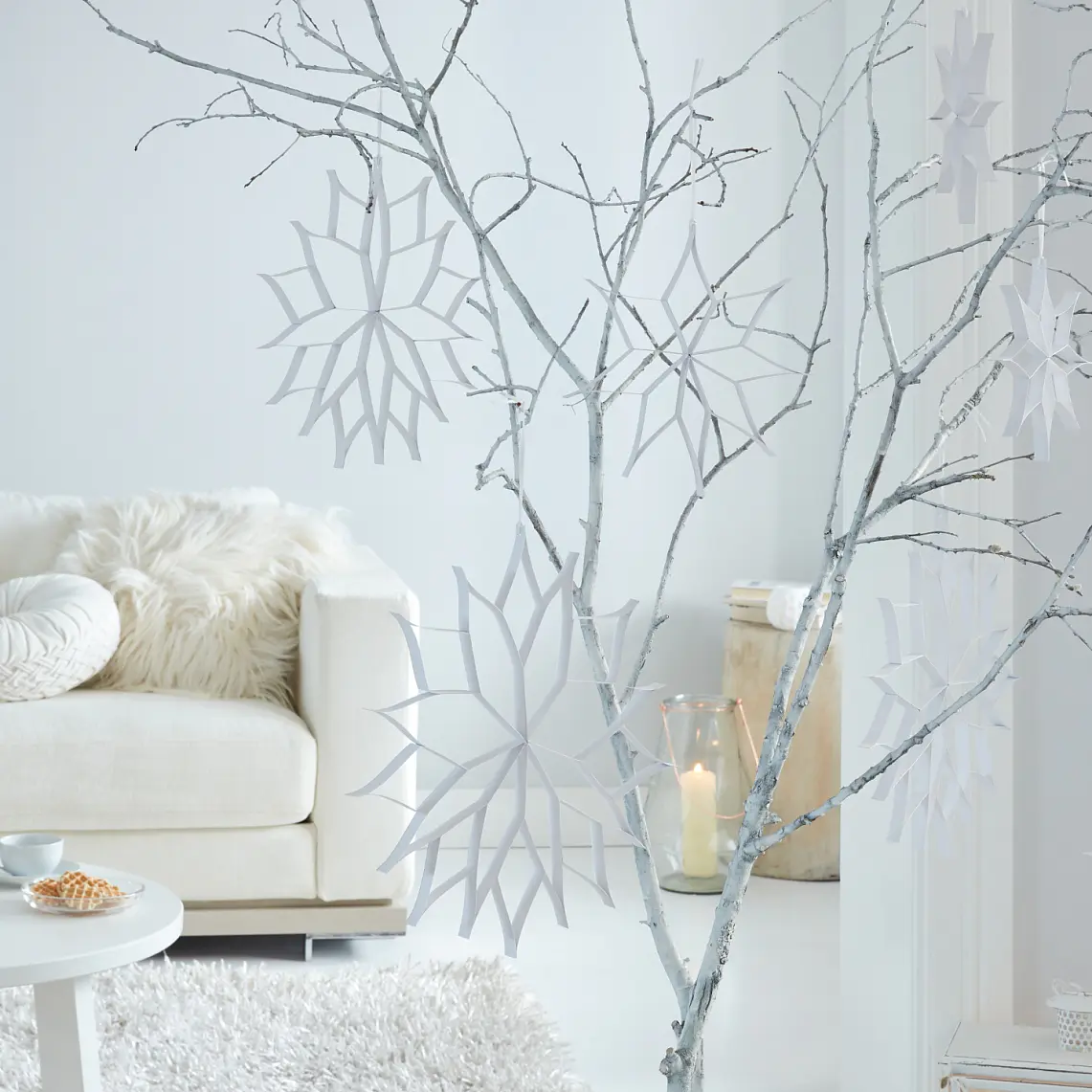 De ömtåliga pappersstjärnorna ser ut som snökristaller. Dessa hängande dekorationer är lätta att göra – en underbar present till din nästa julfest!