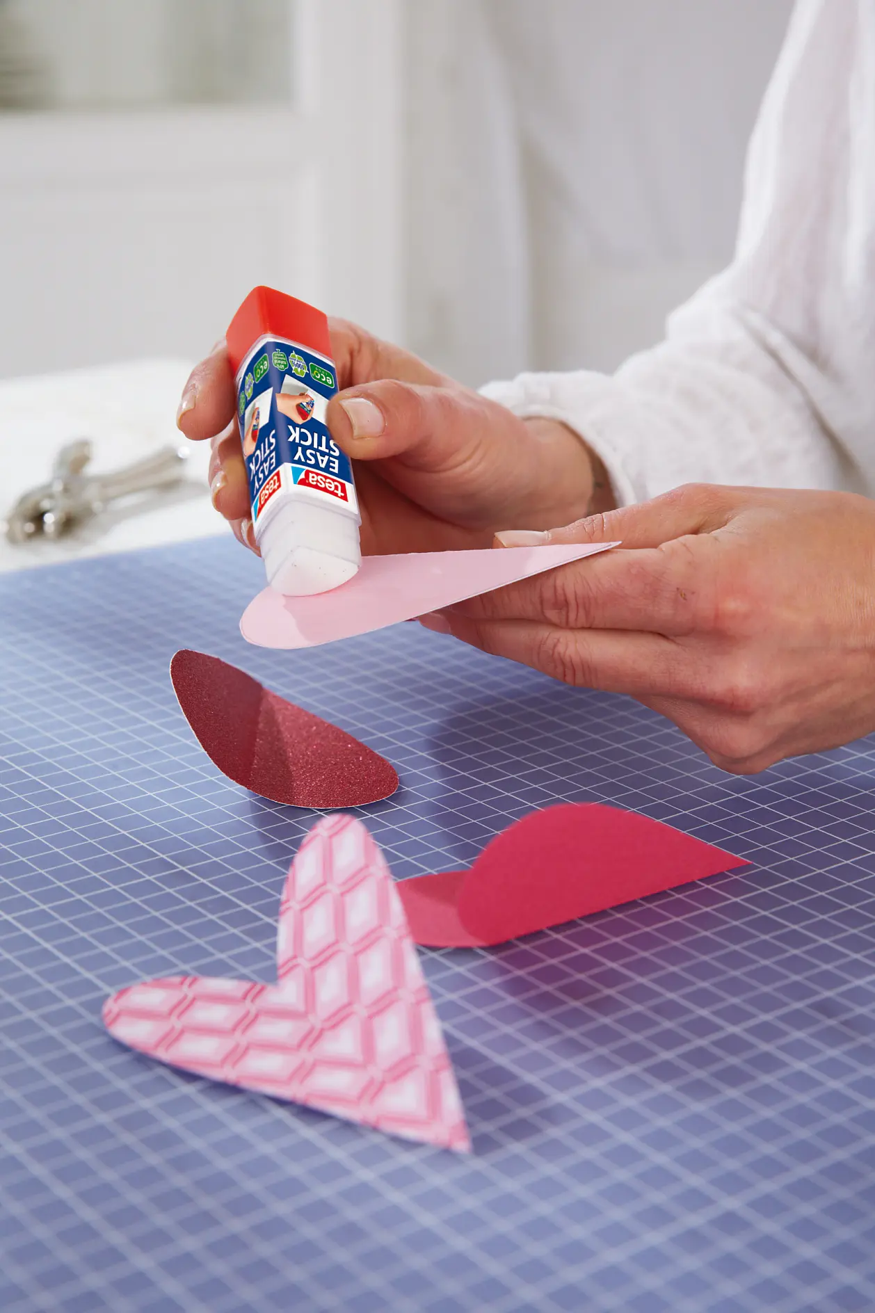 Täck baksidan av hjärtana.