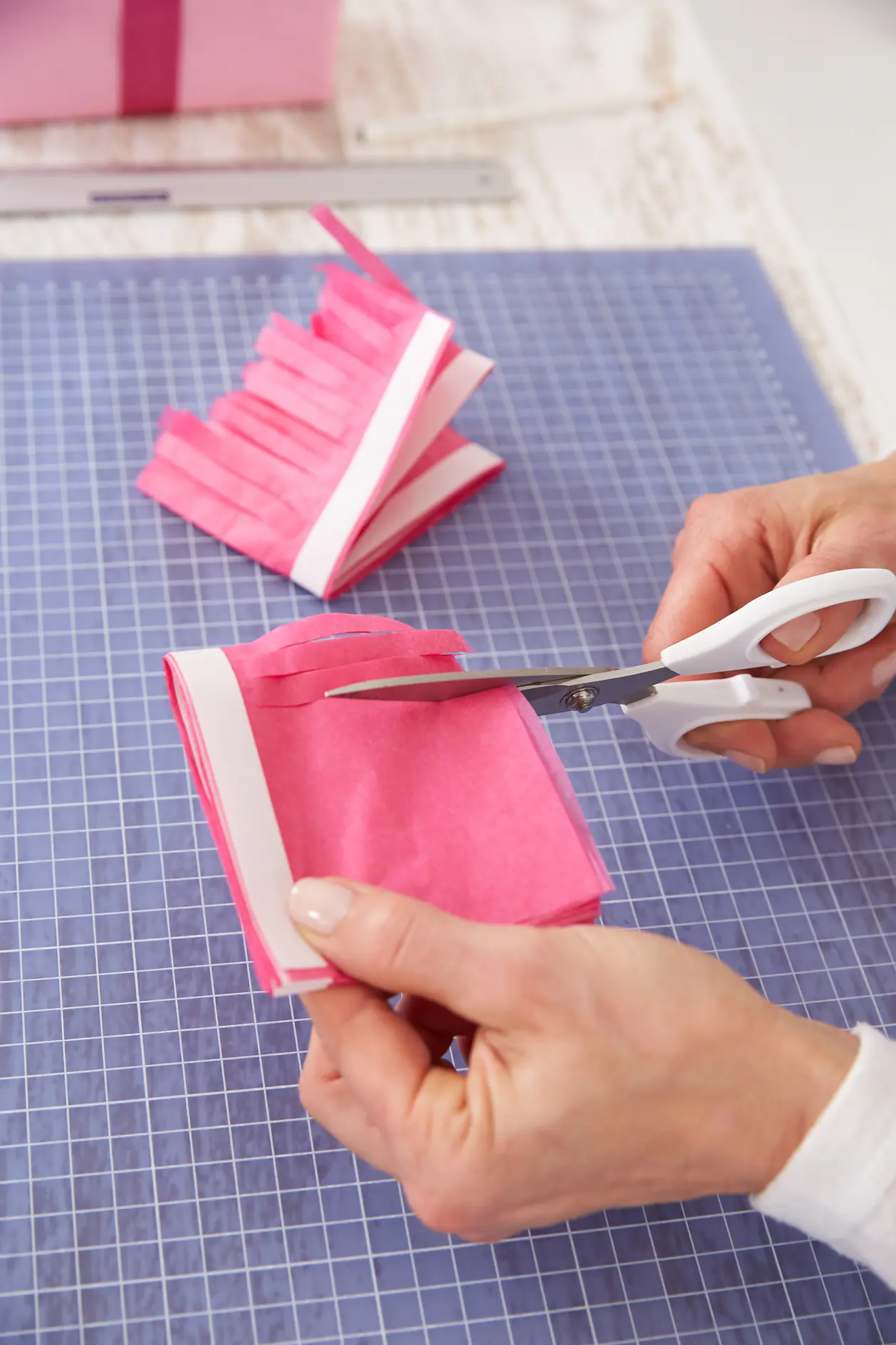 Skapa smala fransar till våra pompoms