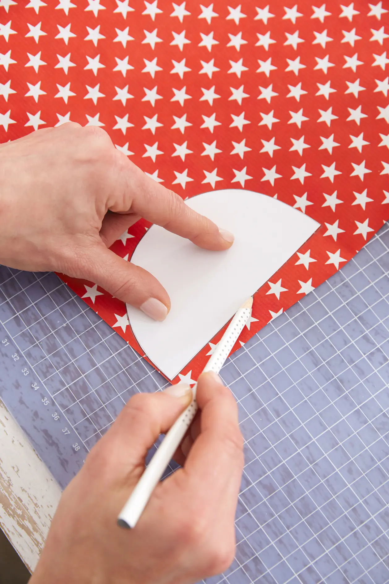 Klipp ut det mönstrade pappret