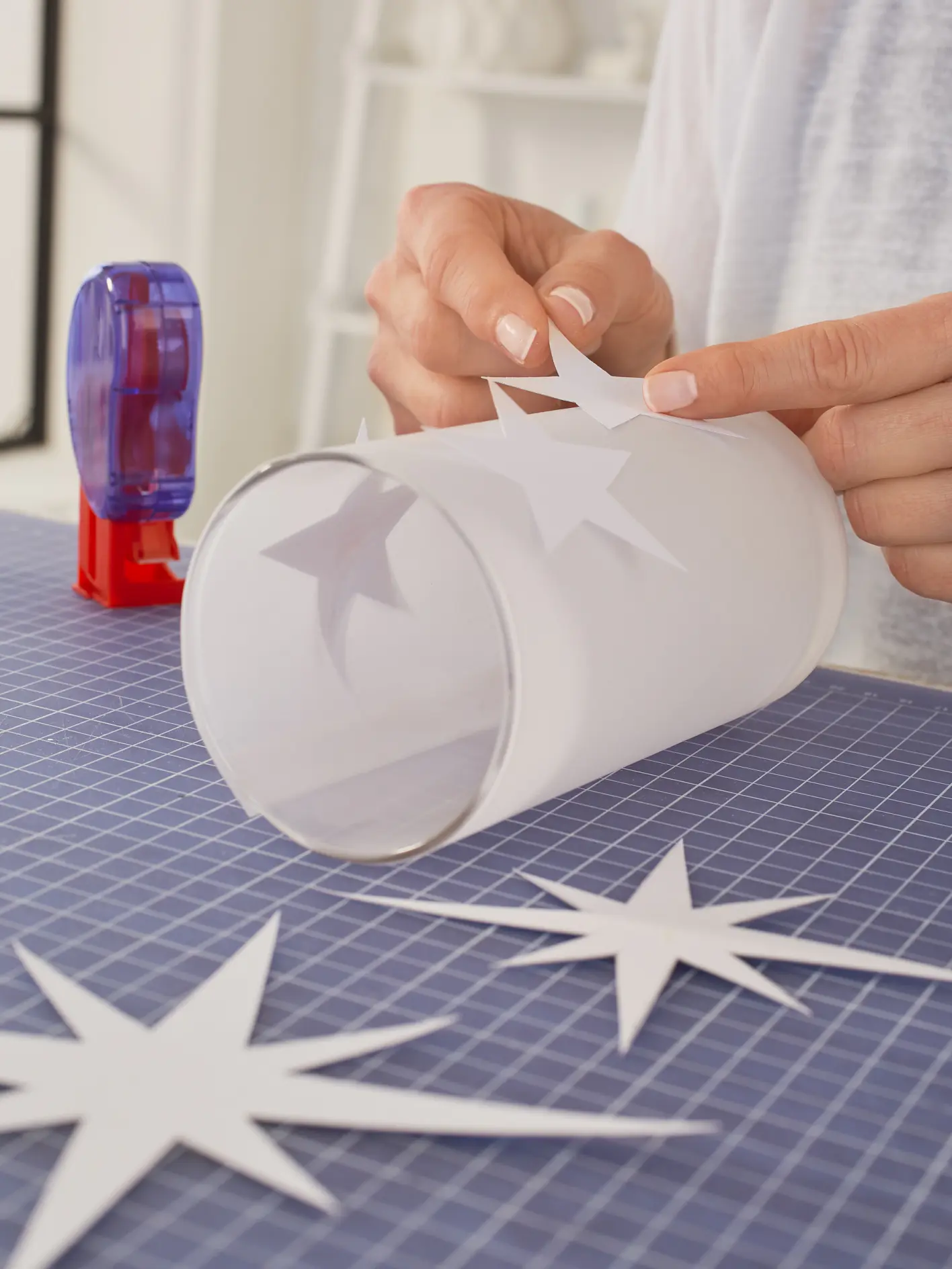 Limma fast stjärnorna på lyktan