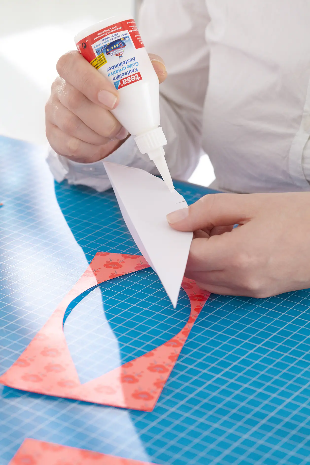 Applicera universal-lim längs kanten på varje blomblad.