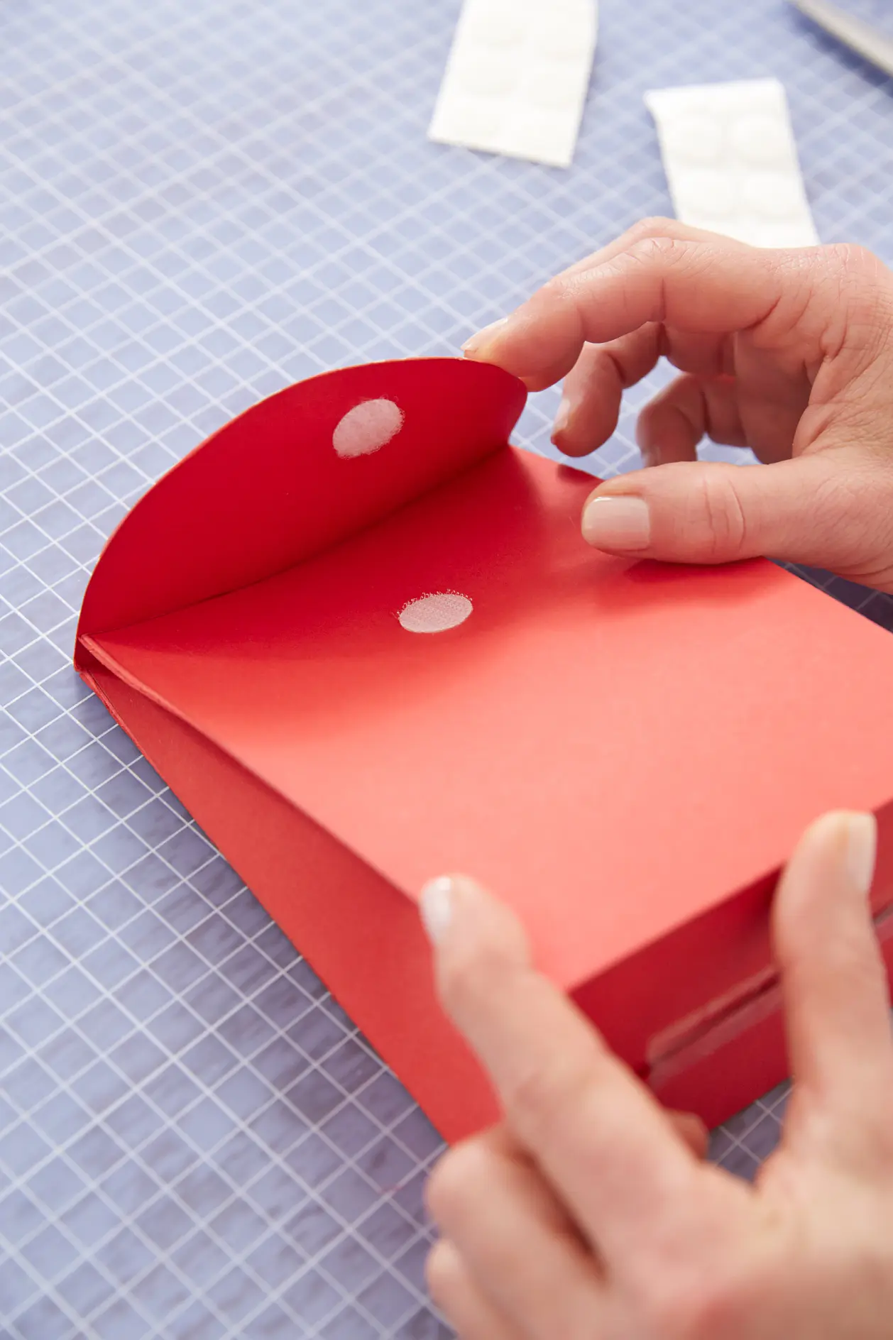 Limma fast bokstäverna av trä