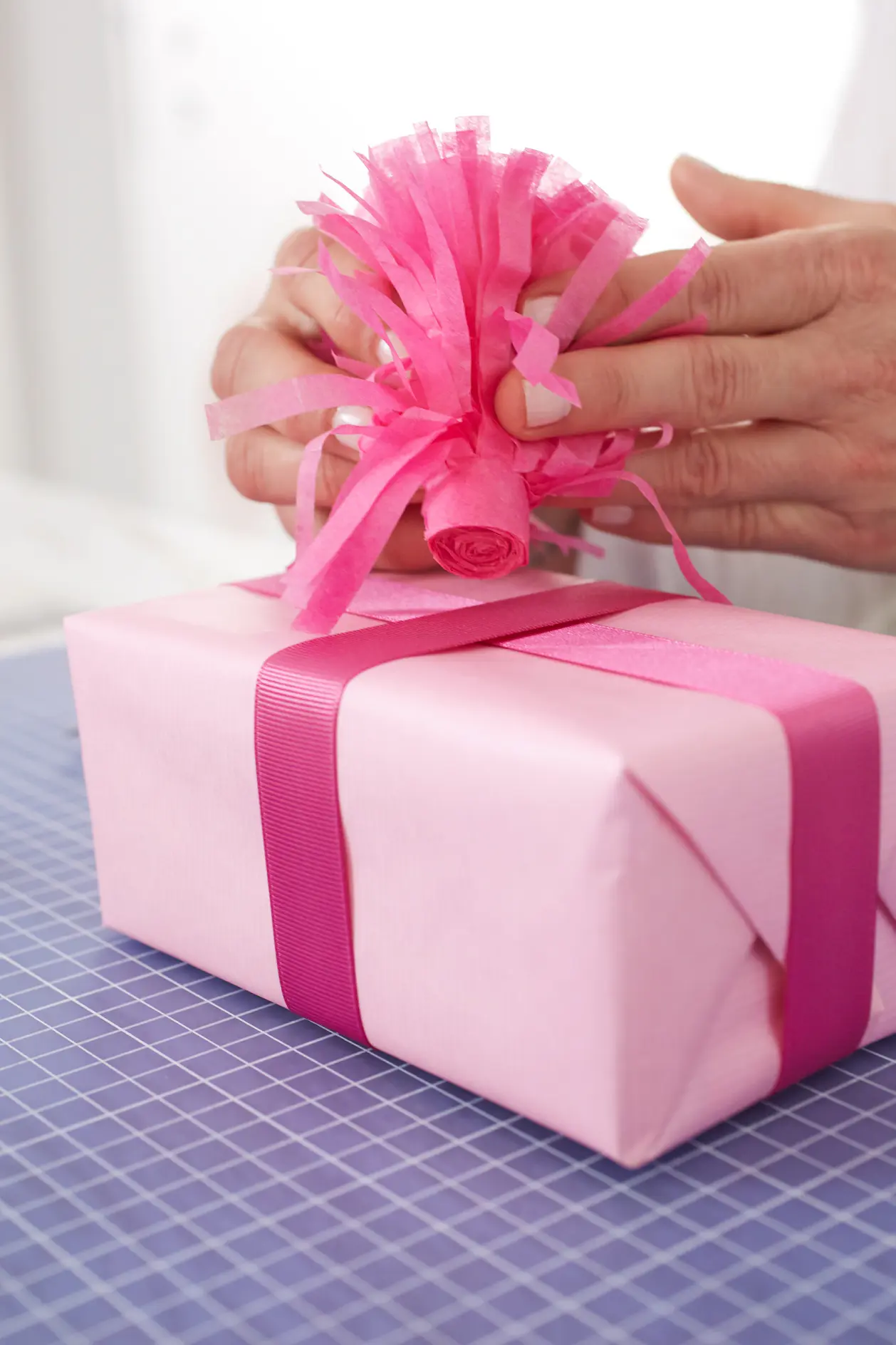 Klistra fast bollen på presenten