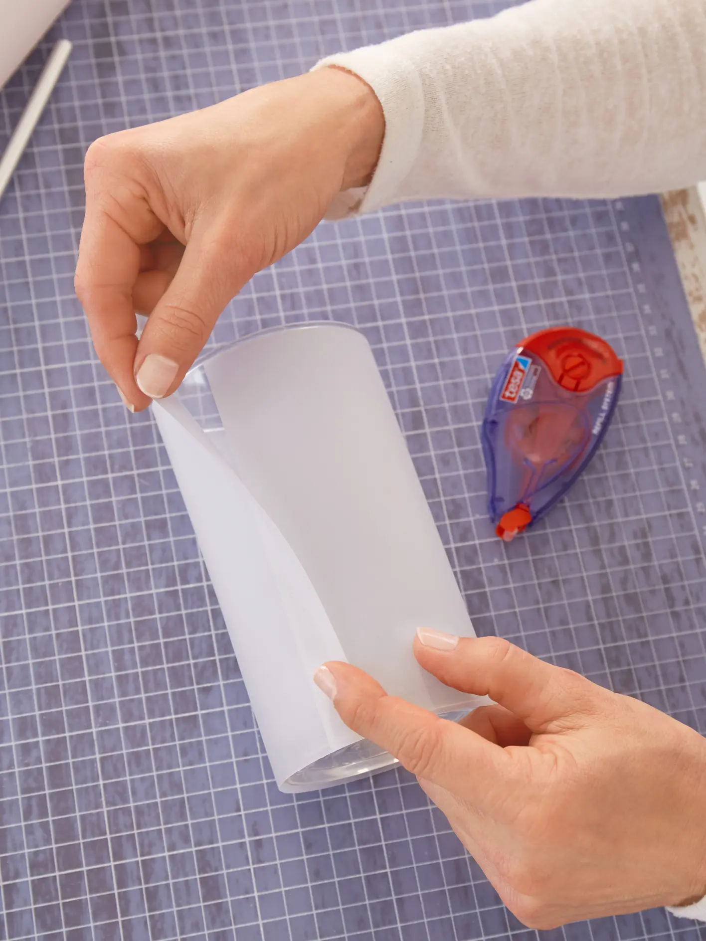 Limma fast pappret runt lyktan