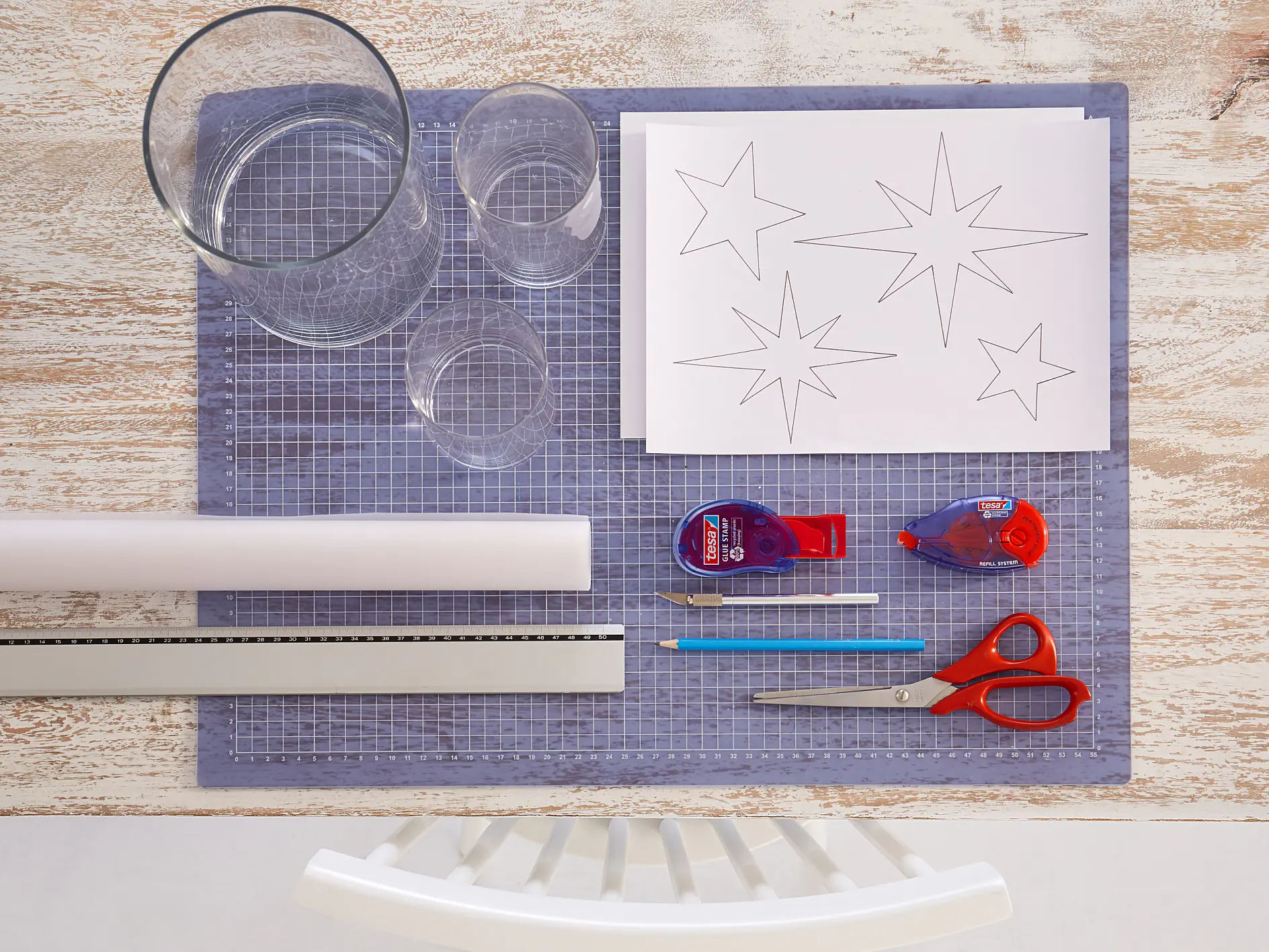 Översikt över material som behövs för gör-det-själv-ljushållare med stjärnor